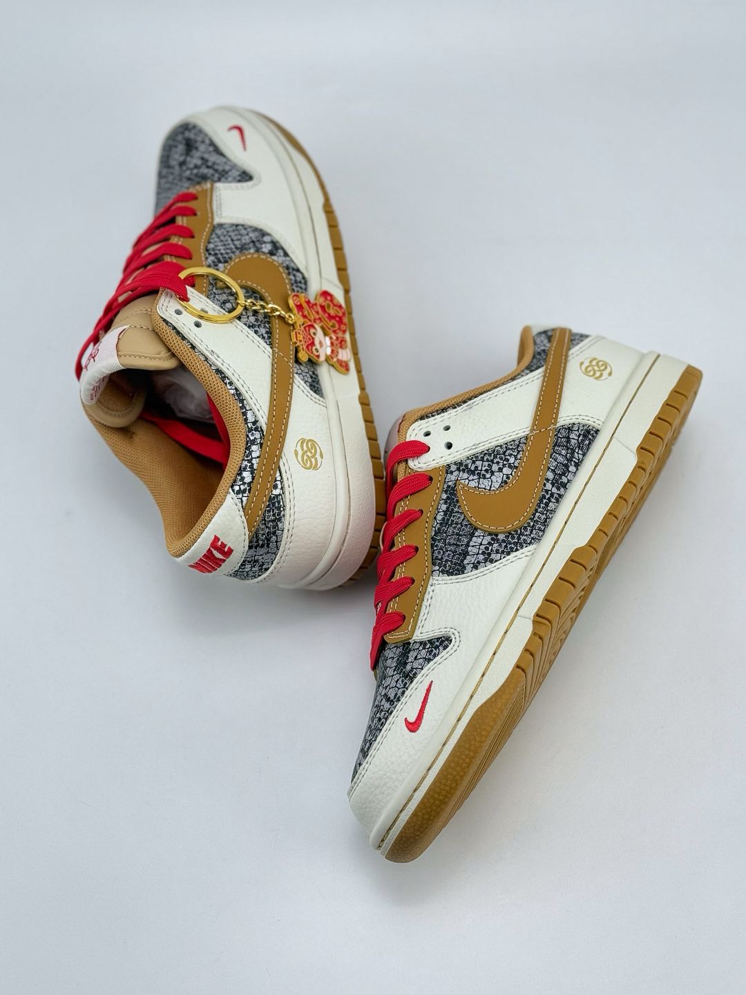 Nike SB Dunk Low 蛇年限定 白黑黄小钩  CY5979-102