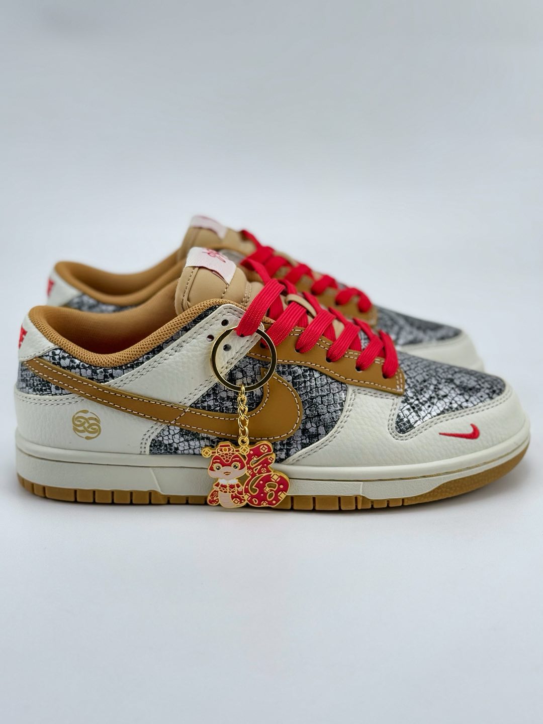 Nike SB Dunk Low 蛇年限定 白黑黄小钩  CY5979-102