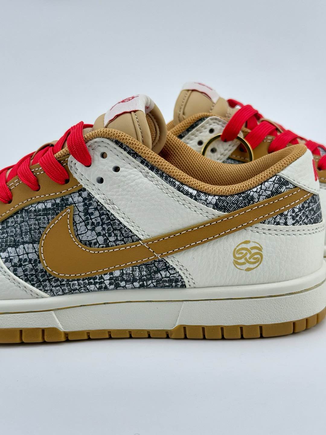 Nike SB Dunk Low 蛇年限定 白黑黄小钩  CY5979-102