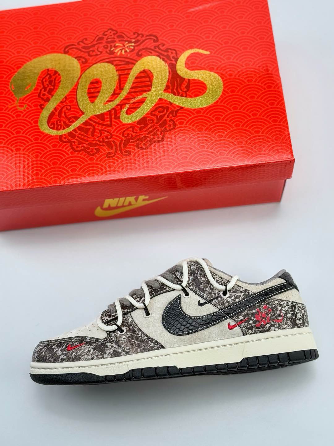 Nike SB Dunk Low 蛇年限定 白黑蟒纹小钩绑带 YX5066-273