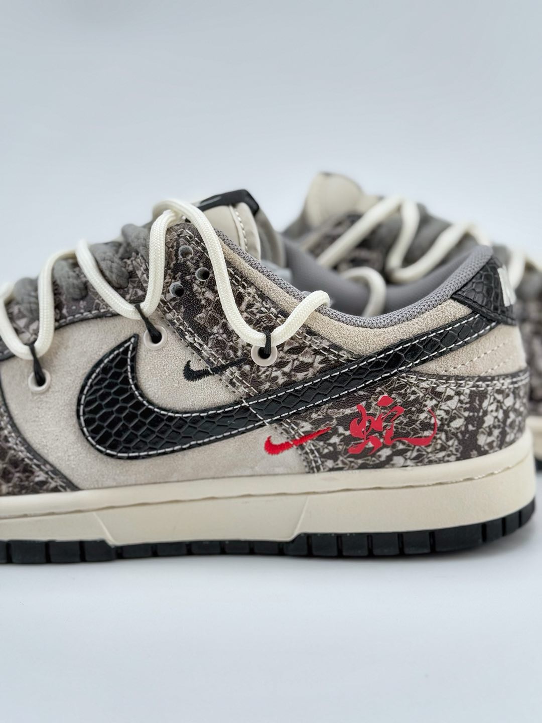 Nike SB Dunk Low 蛇年限定 白黑蟒纹小钩绑带 YX5066-273