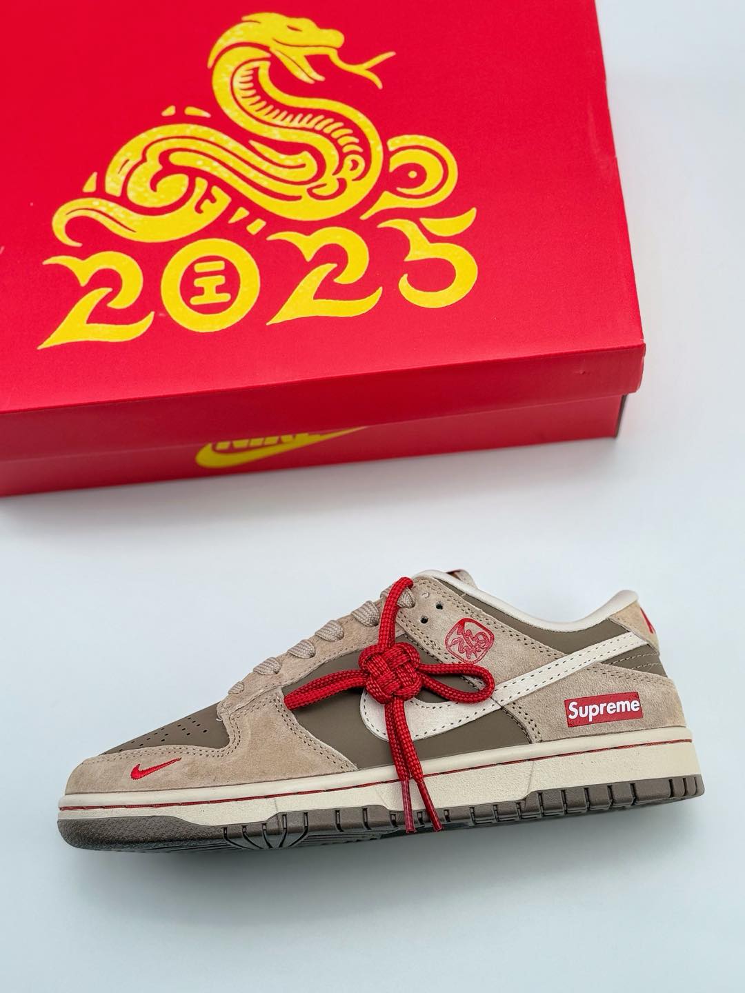 Nike SB Dunk Low x Supreme 蛇年限定 棕红小钩  AG3702-851