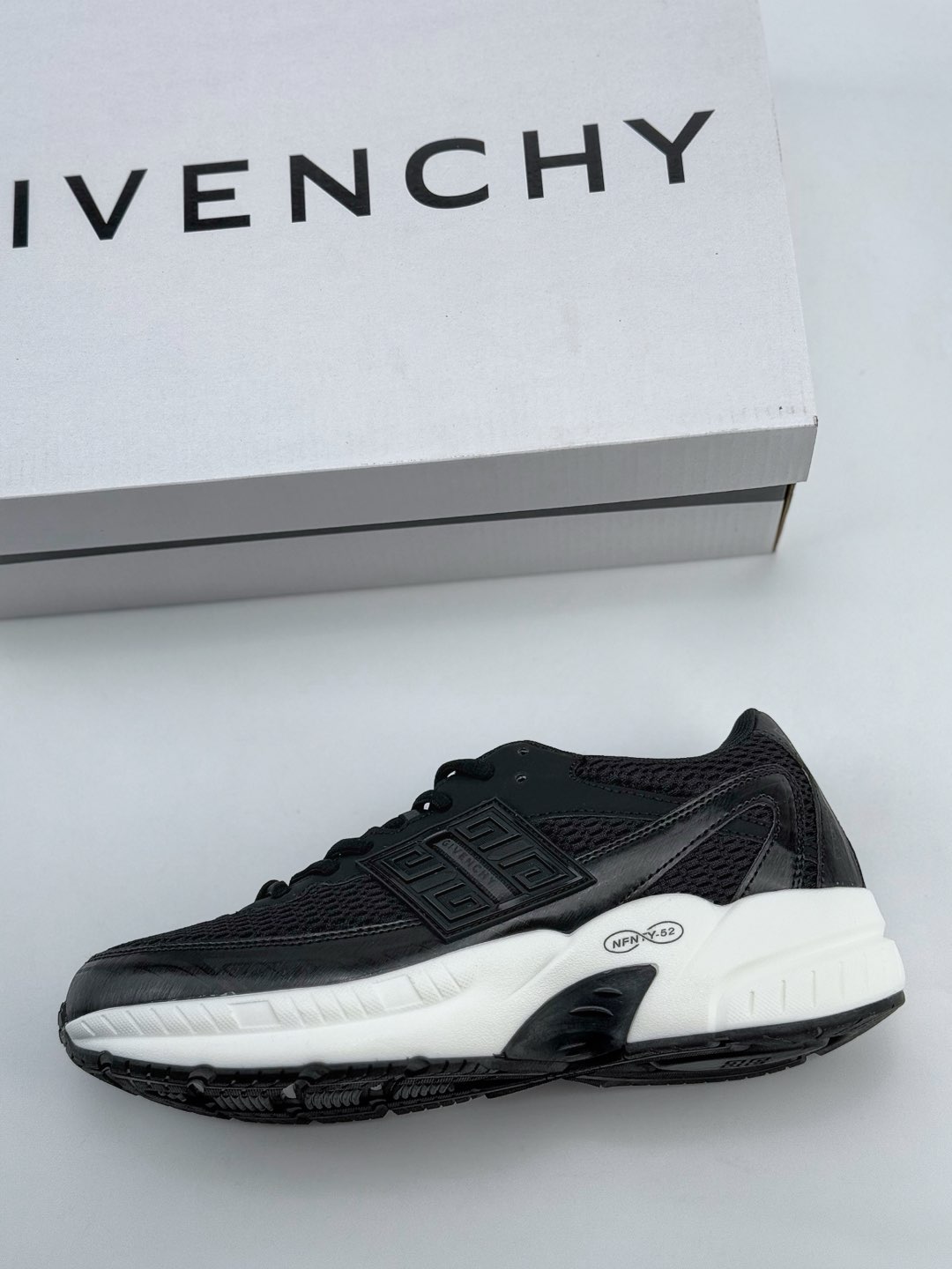 Givenchy 纪梵希 圆头系带 低帮复古真皮百搭运动休闲板鞋  BH00AGH1R7-001