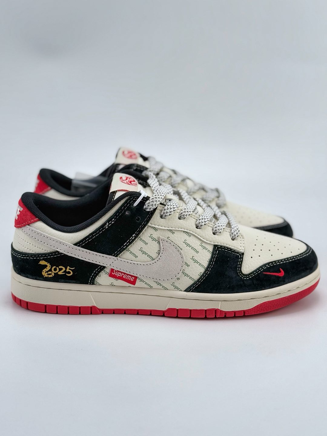 NIKE SB Dunk Low x Supreme 蛇年限定 白黑小钩满天星  XF8698-040