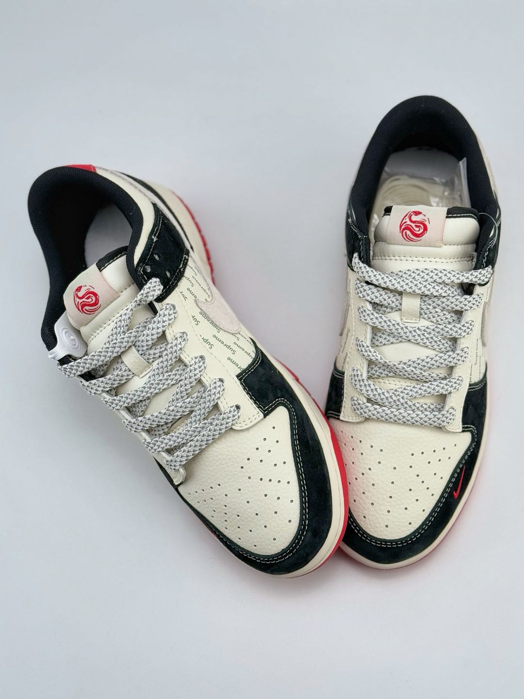 NIKE SB Dunk Low x Supreme 蛇年限定 白黑小钩满天星  XF8698-040