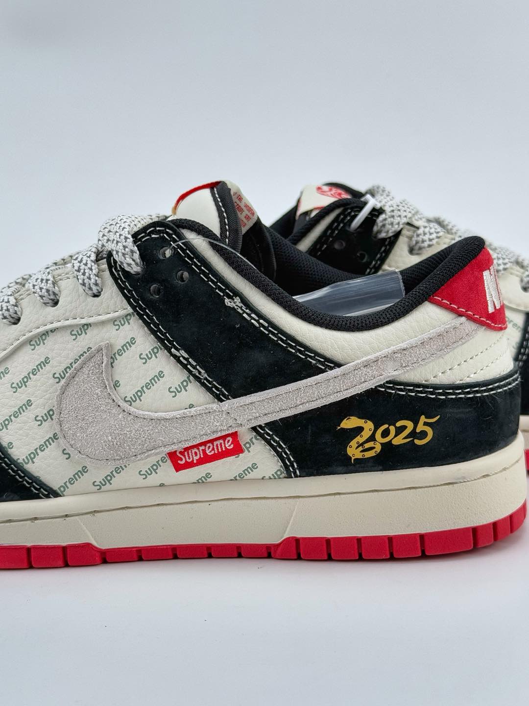 NIKE SB Dunk Low x Supreme 蛇年限定 白黑小钩满天星  XF8698-040