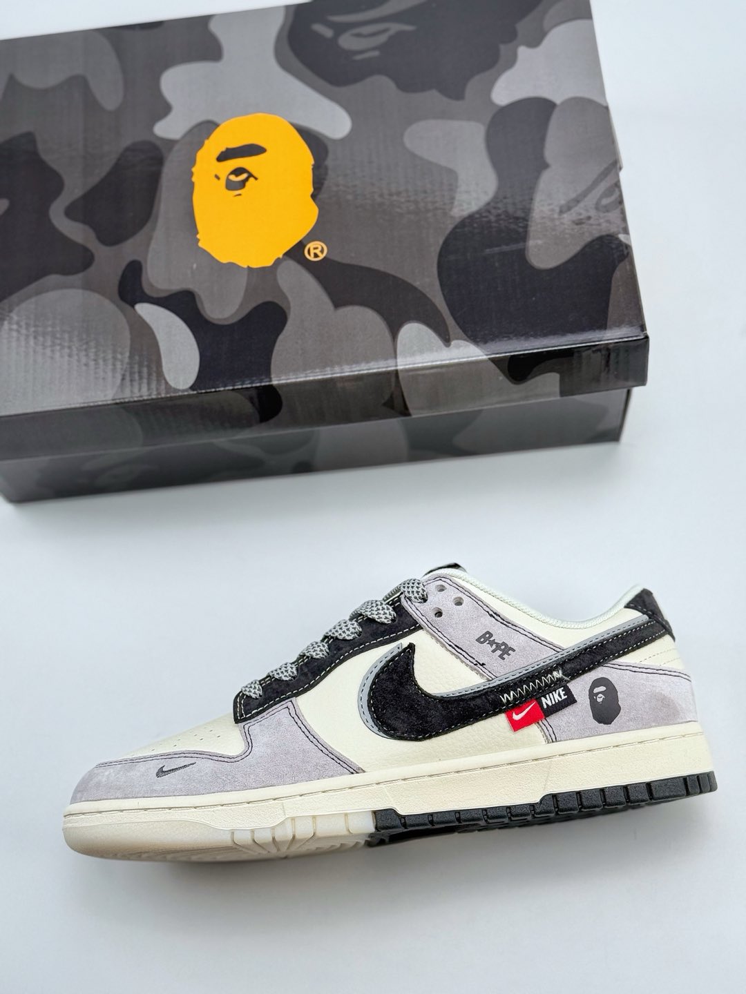 Nike SB Dunk Low x BAPE 白灰黑双钩满天星  DM6868-031