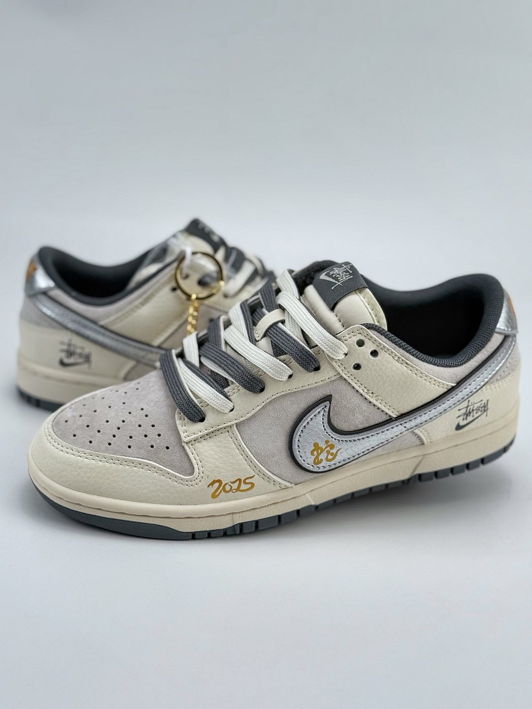 Nike SB Dunk Low x Stussy 蛇年限定 白灰银双鞋带  DM6868-008