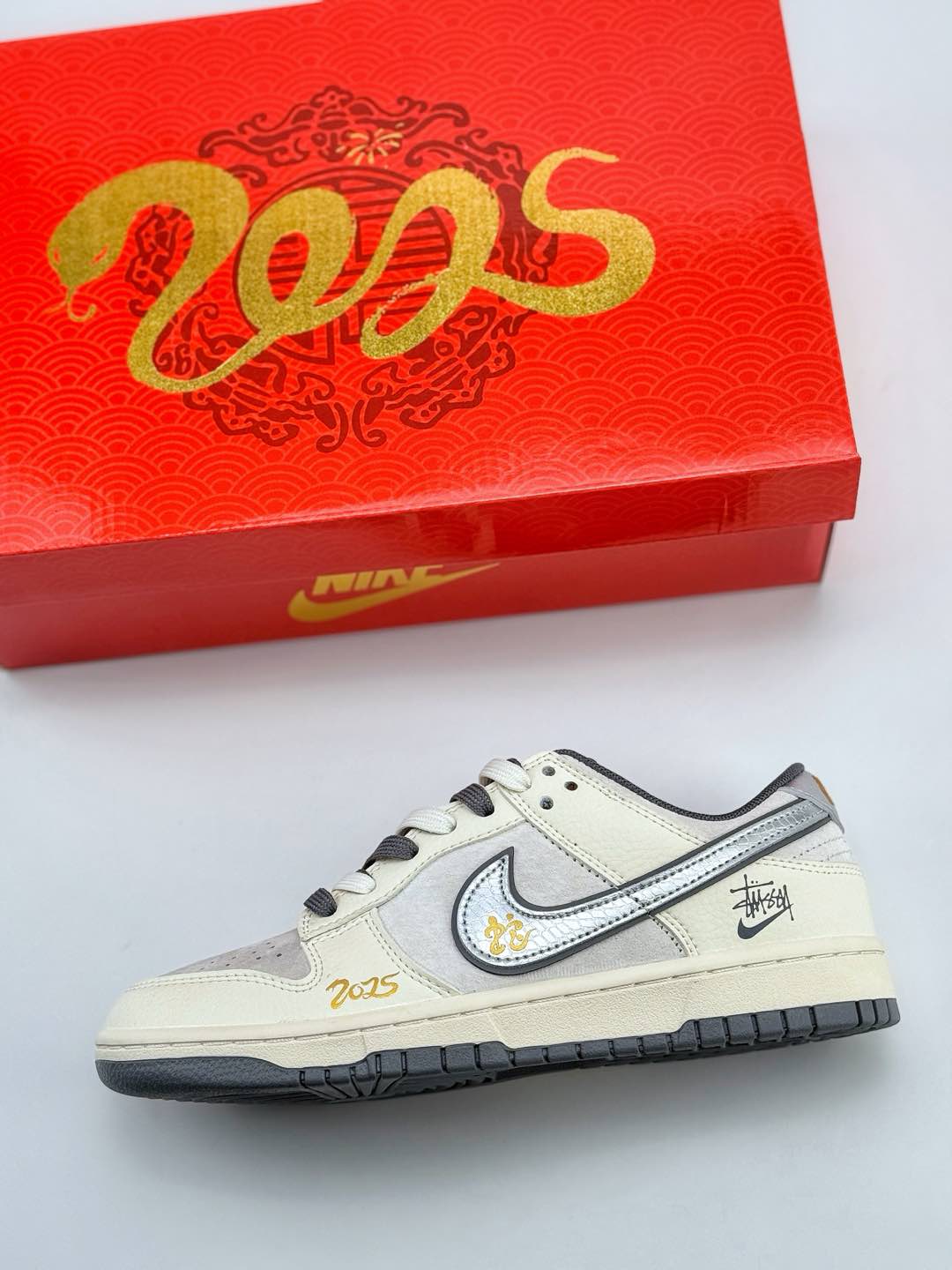 Nike SB Dunk Low x Stussy 蛇年限定 白灰银双鞋带  DM6868-008