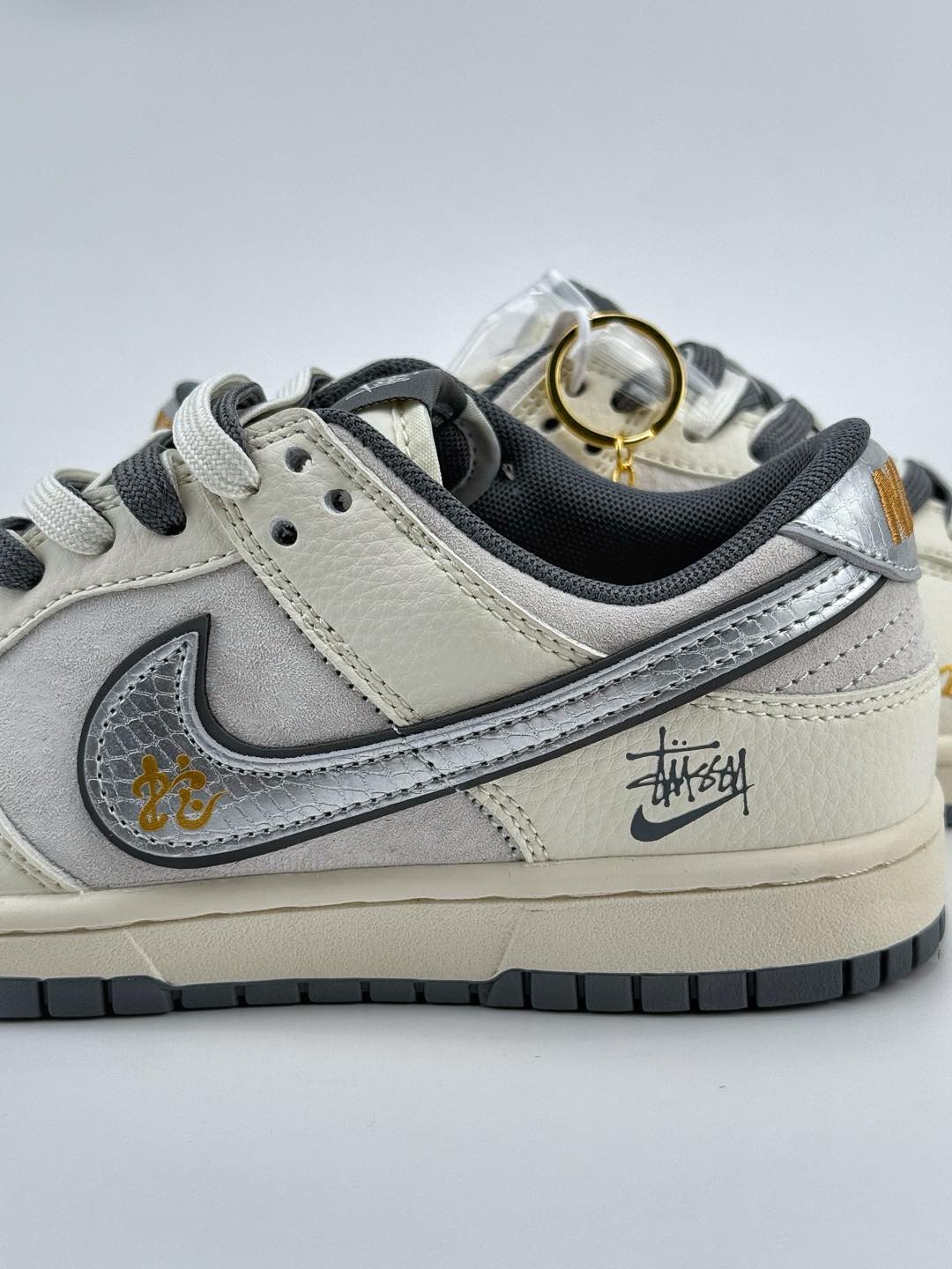 Nike SB Dunk Low x Stussy 蛇年限定 白灰银双鞋带  DM6868-008