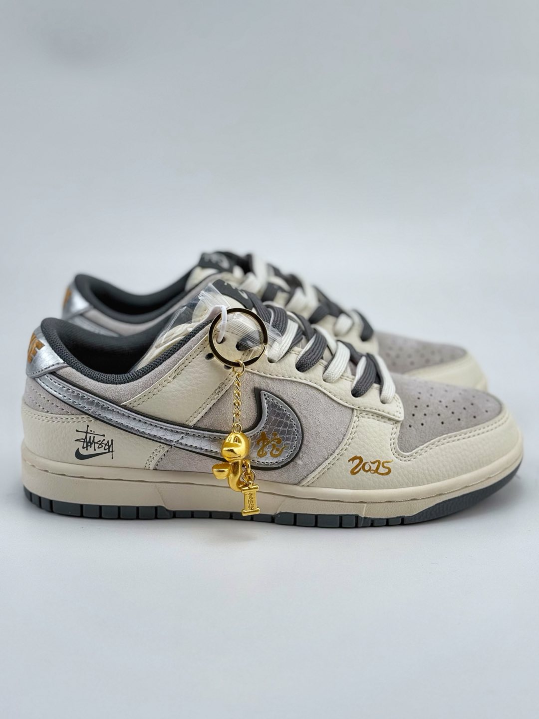 Nike SB Dunk Low x Stussy 蛇年限定 白灰银双鞋带  DM6868-008