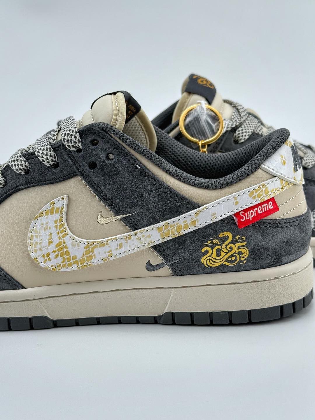 Nike SB Dunk Low x Supreme 蛇年限定 棕灰双小钩满天星 DM6688-016