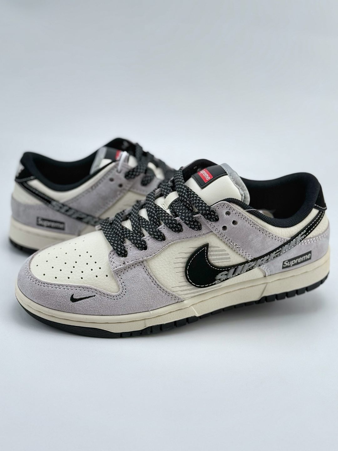 NIKE SB Dunk Low x Supreme 白灰黑小钩满天星  XF8698-047