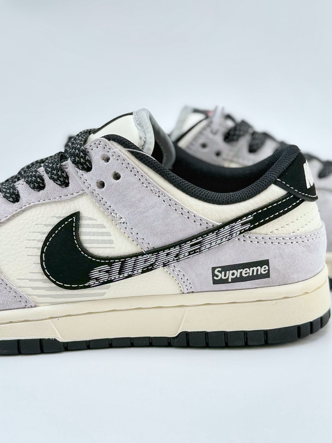 NIKE SB Dunk Low x Supreme 白灰黑小钩满天星  XF8698-047