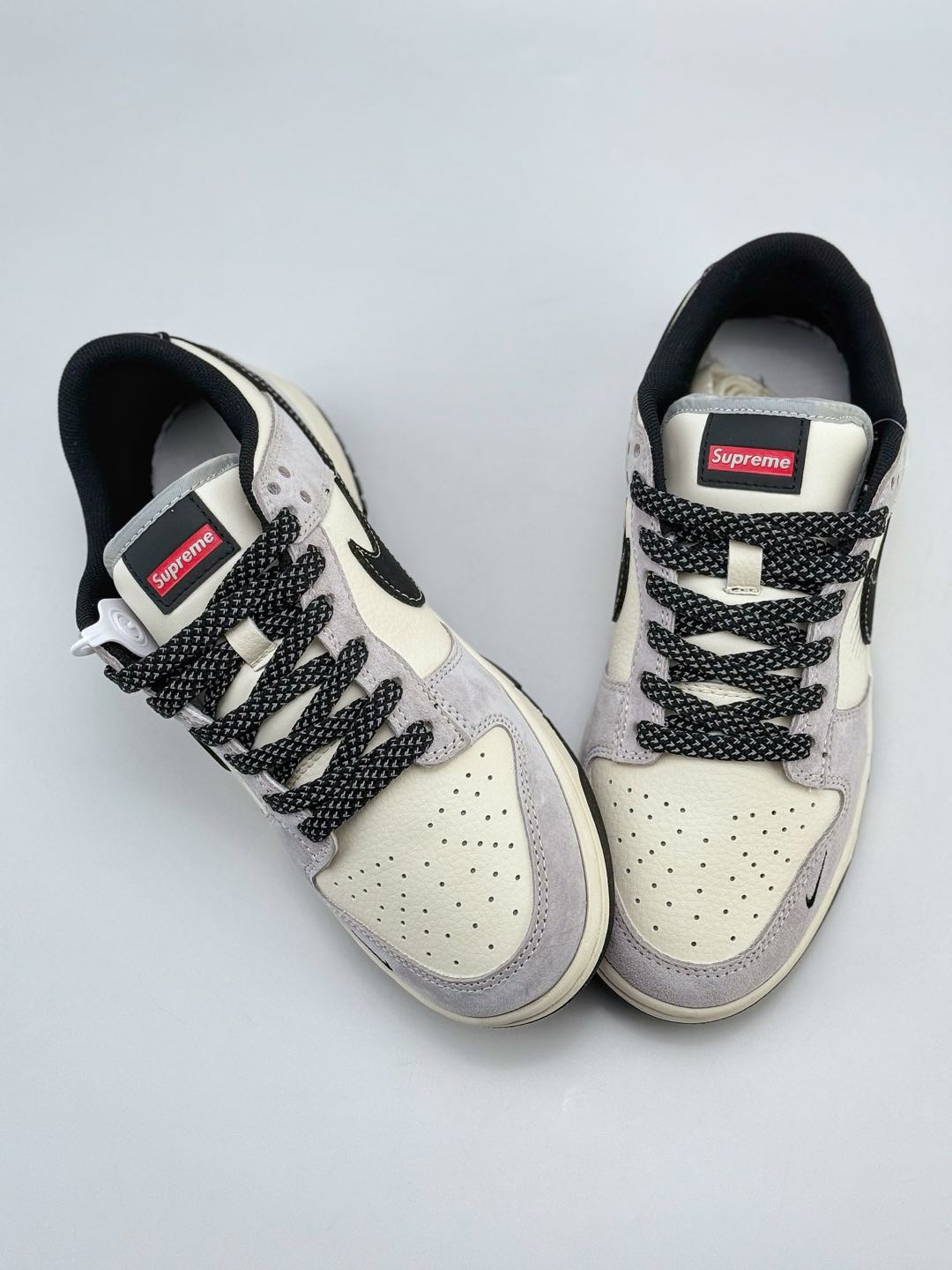 NIKE SB Dunk Low x Supreme 白灰黑小钩满天星  XF8698-047