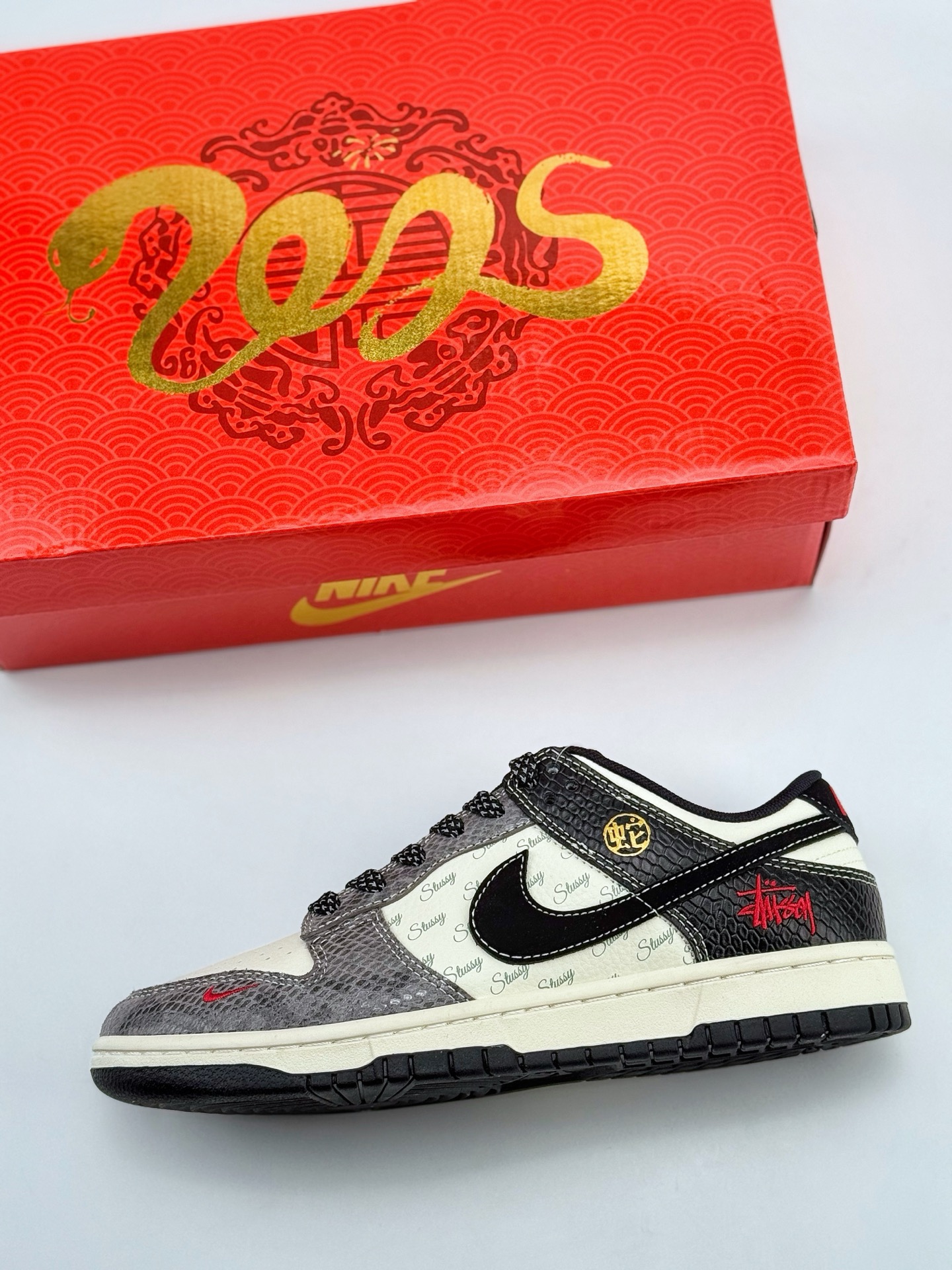 Nike SB Dunk Low x Stussy 蛇年限定 白黑灰小钩满天星  XF8698-048