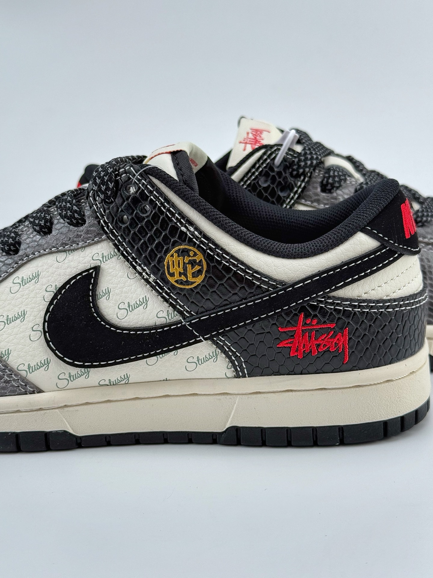 Nike SB Dunk Low x Stussy 蛇年限定 白黑灰小钩满天星  XF8698-048