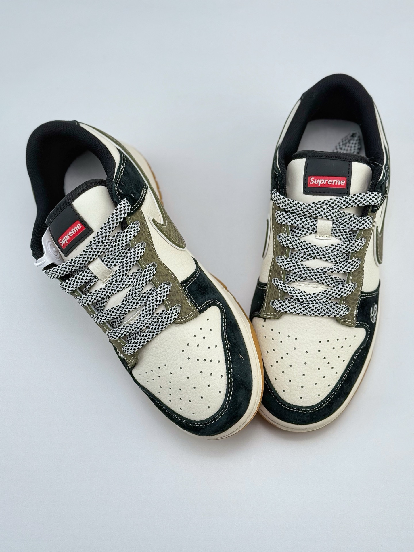 Nike SB Dunk Low x Supreme 蛇年限定 白黑绿小钩满天星  XF8698-049