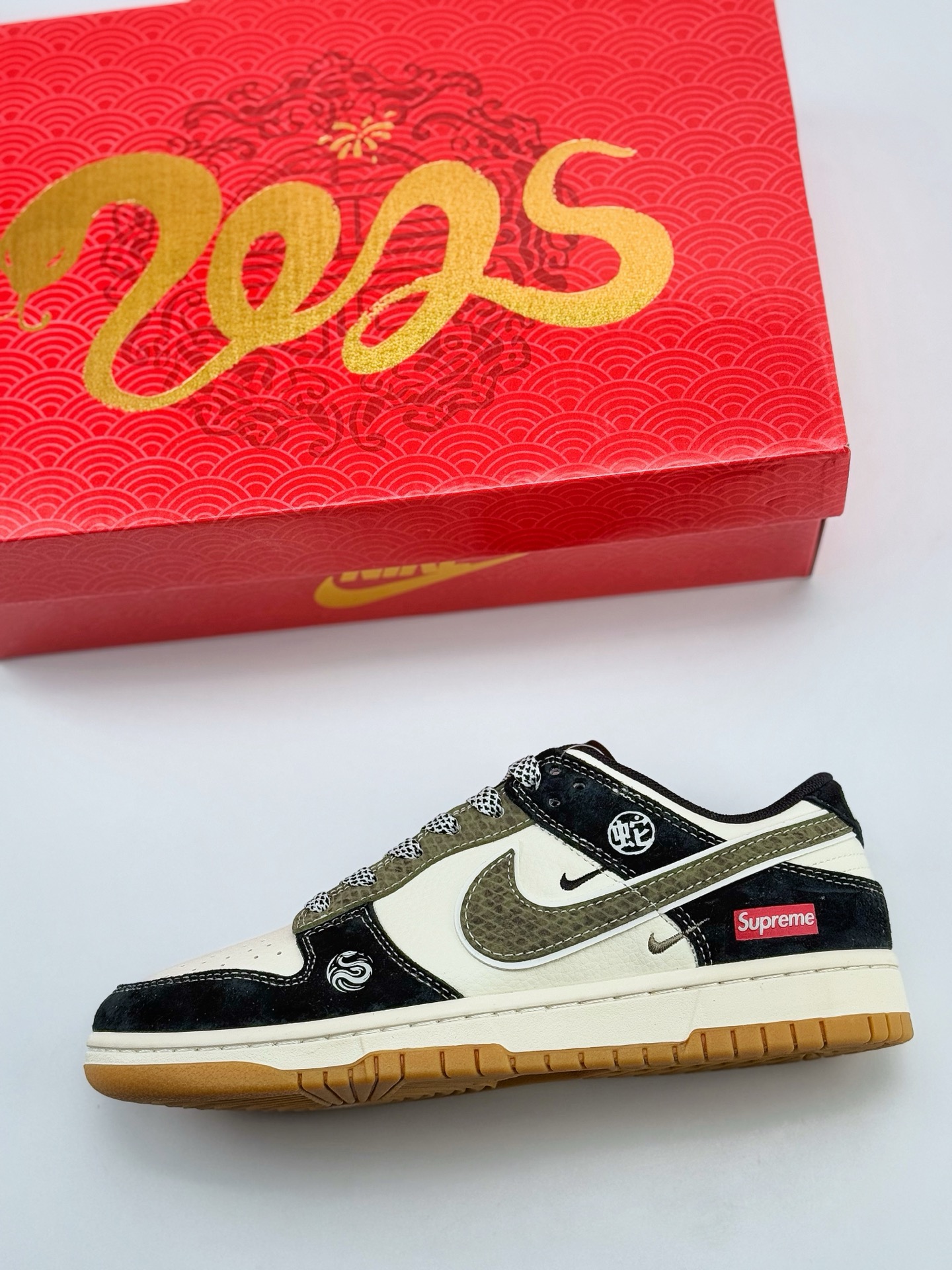 Nike SB Dunk Low x Supreme 蛇年限定 白黑绿小钩满天星  XF8698-049