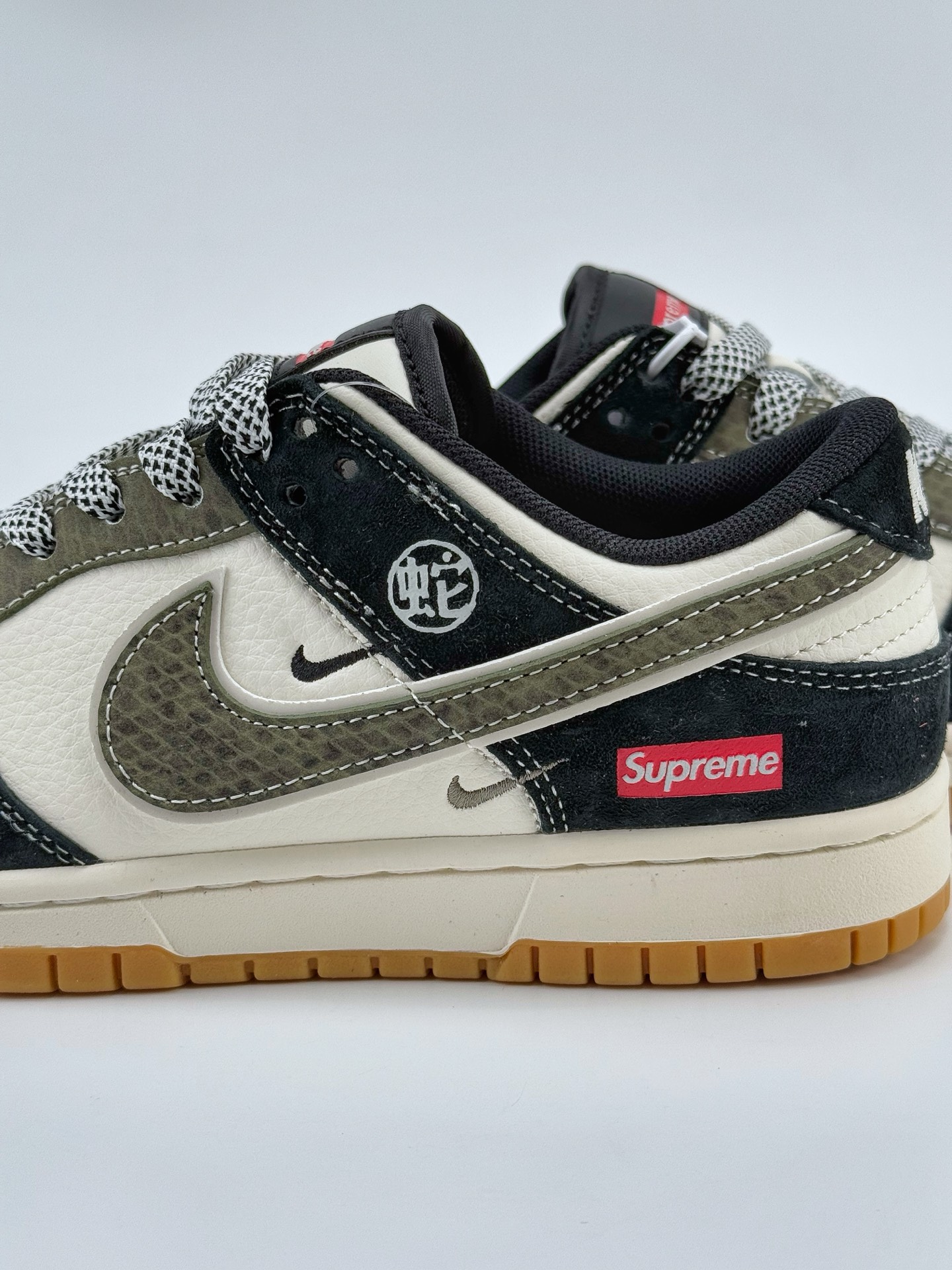 Nike SB Dunk Low x Supreme 蛇年限定 白黑绿小钩满天星  XF8698-049