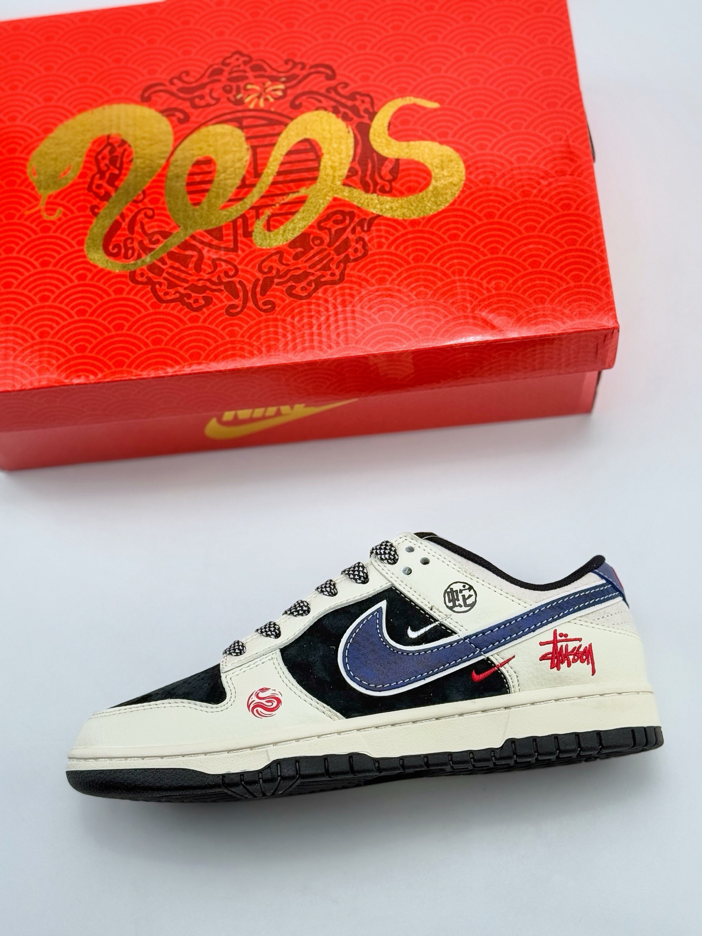 Nike SB Dunk Low x Stussy 蛇年限定 白黑蓝小钩满天星  XF8698-050