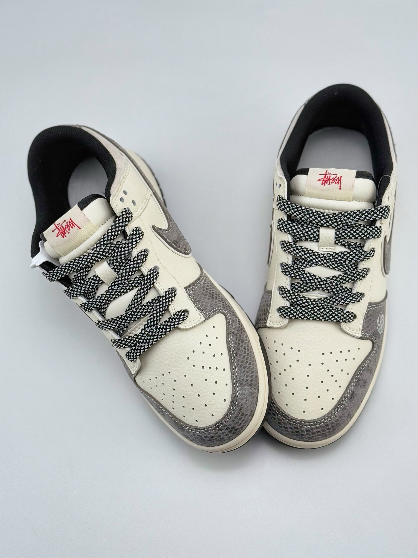 Nike SB Dunk Low x Stussy 蛇年限定 白灰小钩满天星 XF8698-051