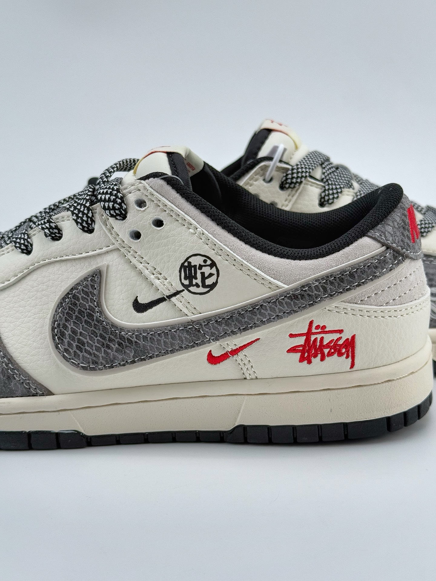 Nike SB Dunk Low x Stussy 蛇年限定 白灰小钩满天星 XF8698-051