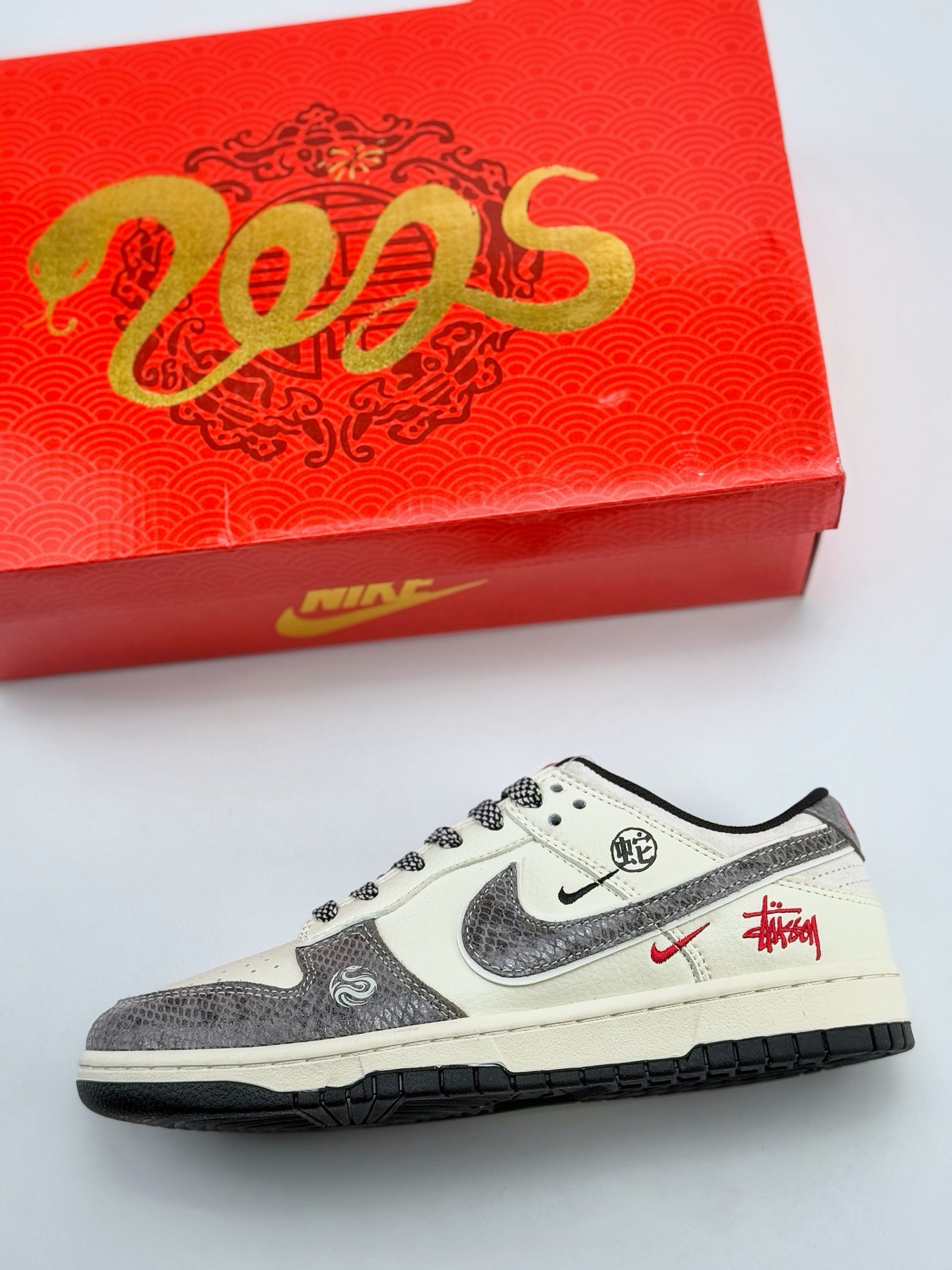 Nike SB Dunk Low x Stussy 蛇年限定 白灰小钩满天星 XF8698-051