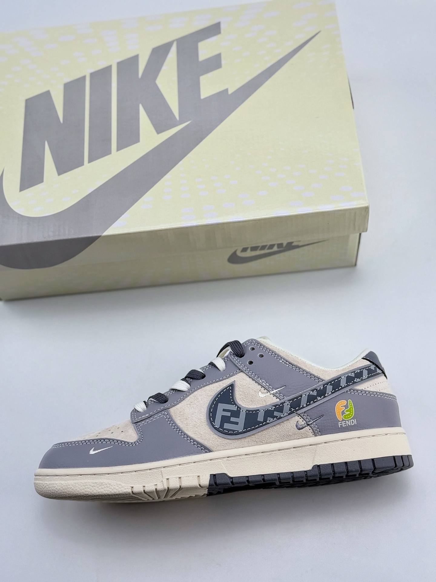 Nike SB Dunk Low x FEND 白灰小钩双鞋带 DM6868-021