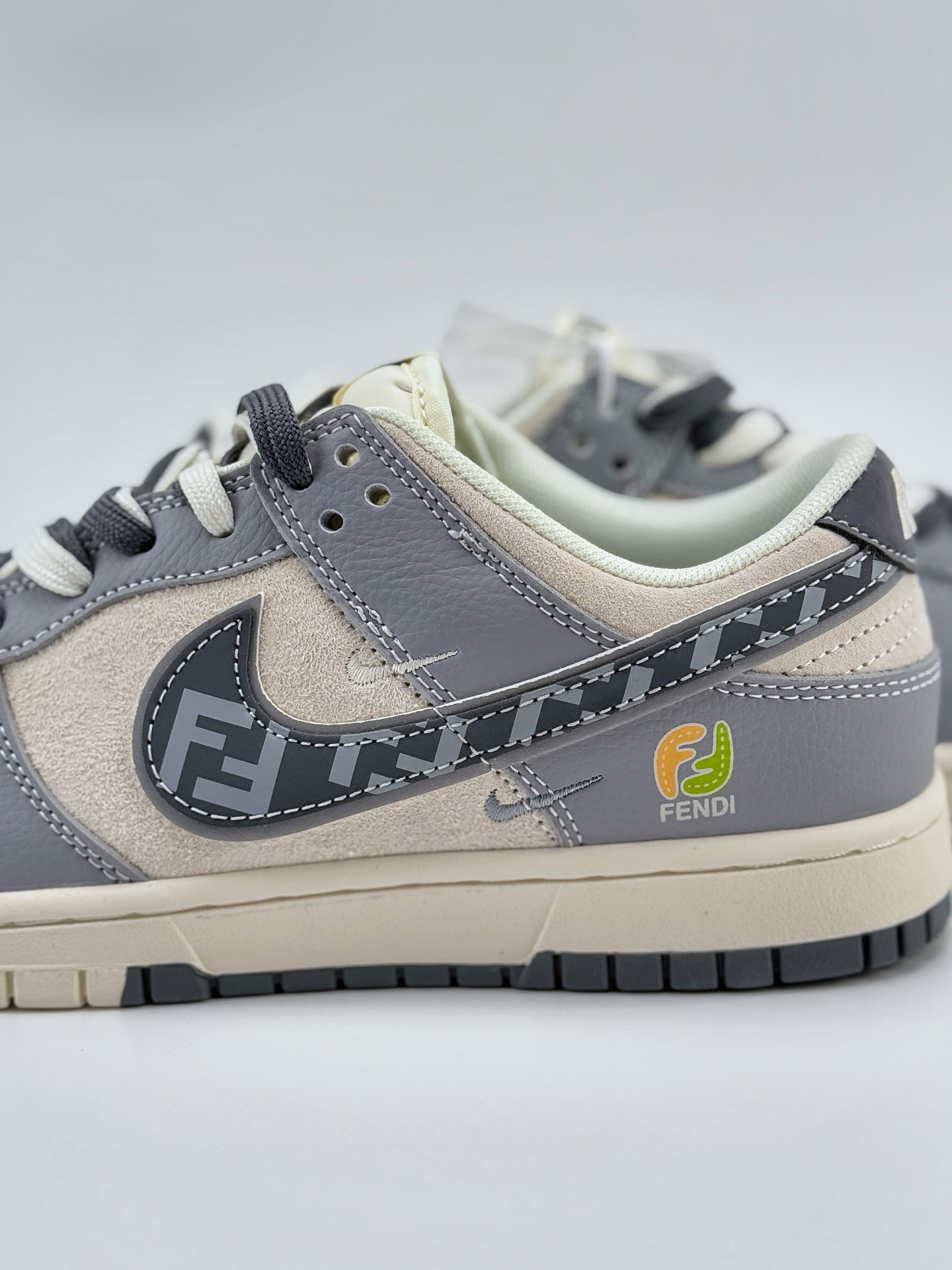 Nike SB Dunk Low x FEND 白灰小钩双鞋带 DM6868-021