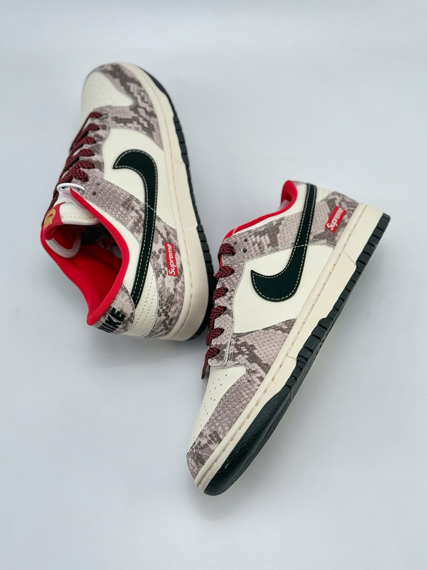 NIKE SB Dunk Low x Supreme 蛇年限定 白粉满天星  HD2258-620