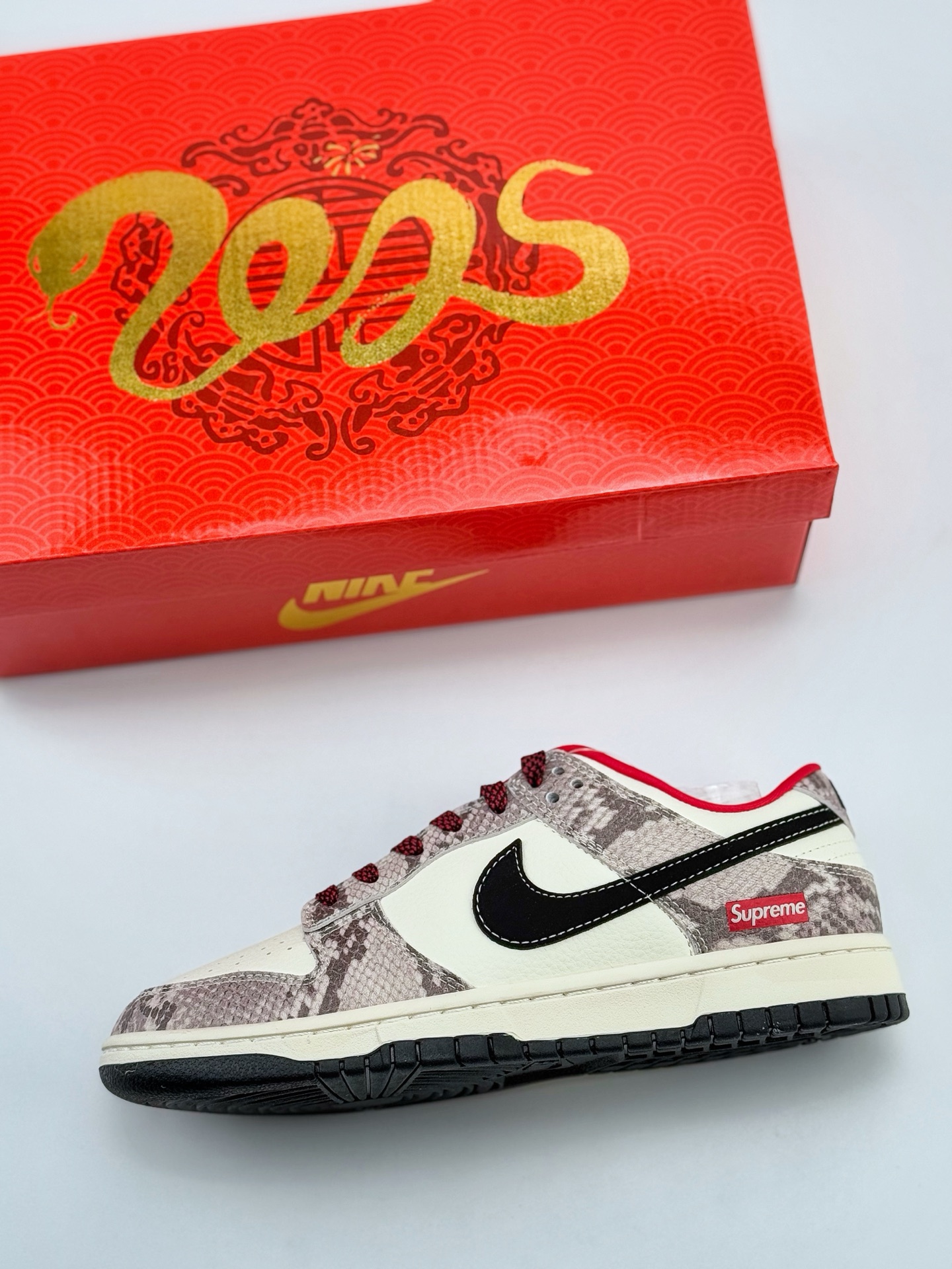 NIKE SB Dunk Low x Supreme 蛇年限定 白粉满天星  HD2258-620