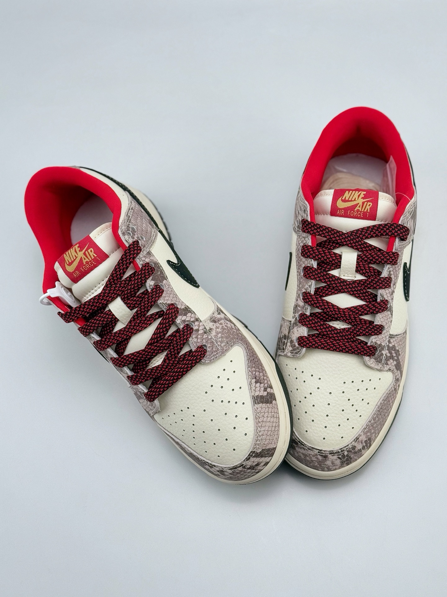 NIKE SB Dunk Low x Supreme 蛇年限定 白粉满天星  HD2258-620