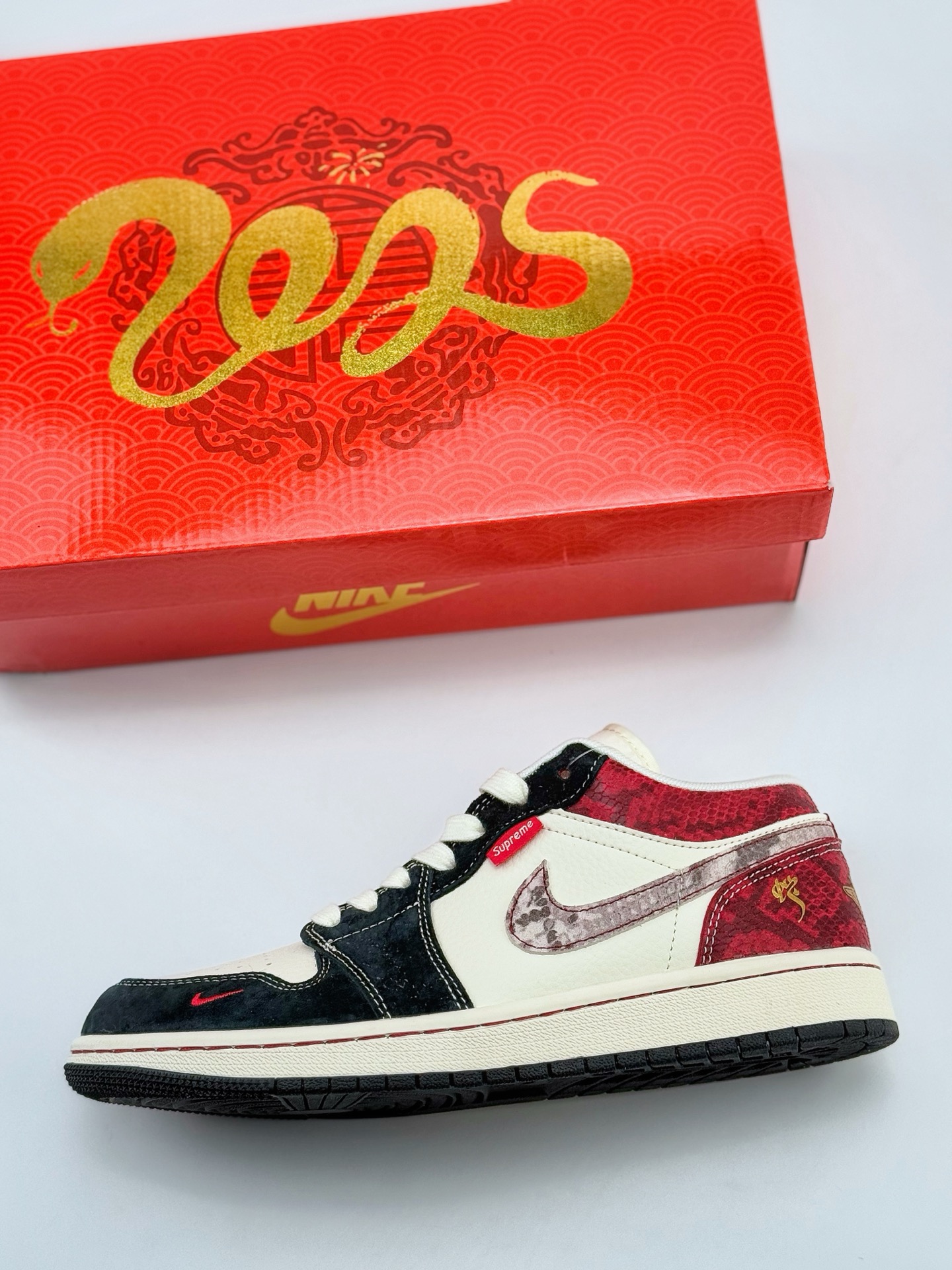 Air Jordan 1 Retro Low x Supreme 蛇年限定 白黑红小钩  HD2258-621