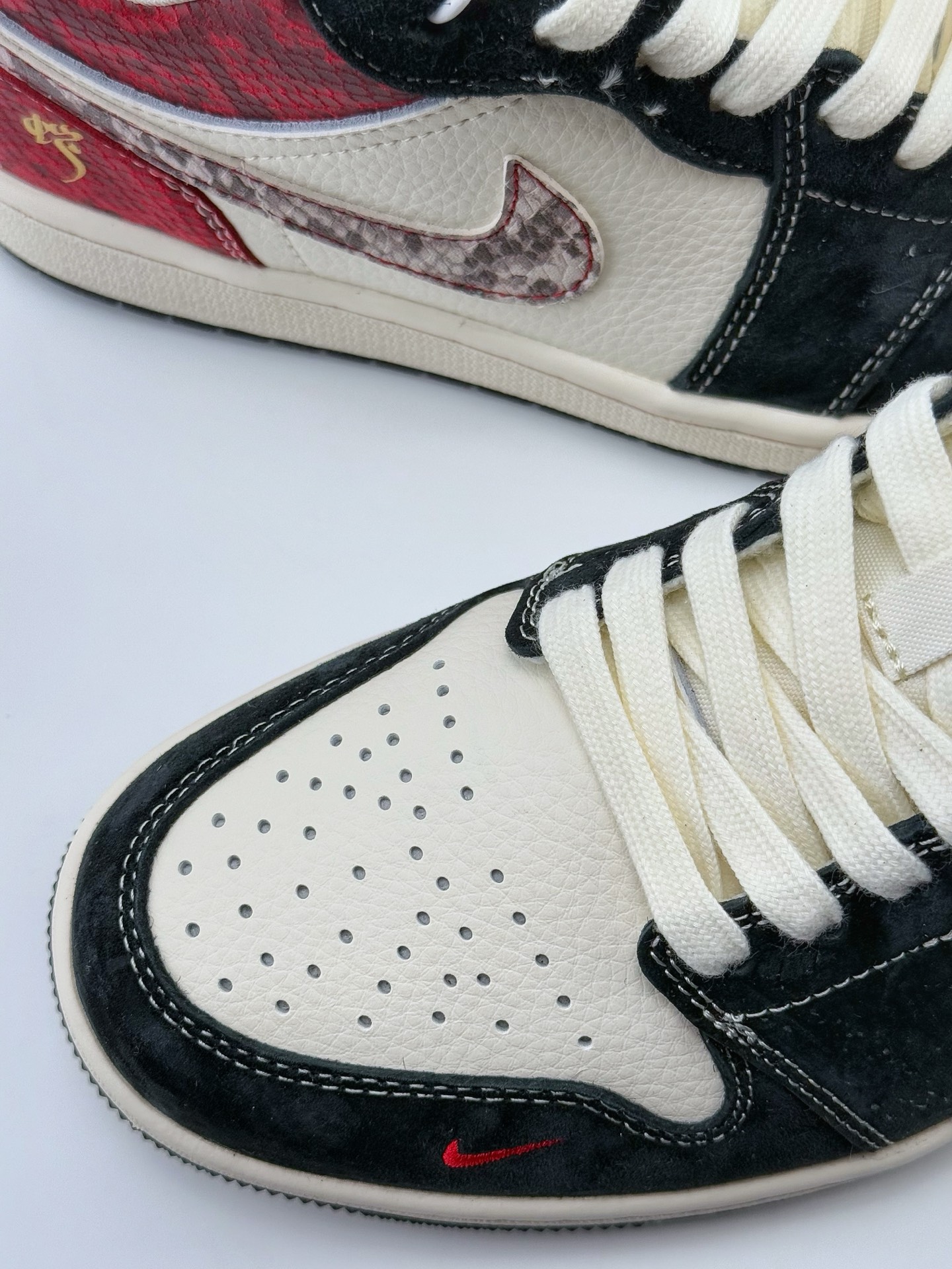 Air Jordan 1 Retro Low x Supreme 蛇年限定 白黑红小钩  HD2258-621