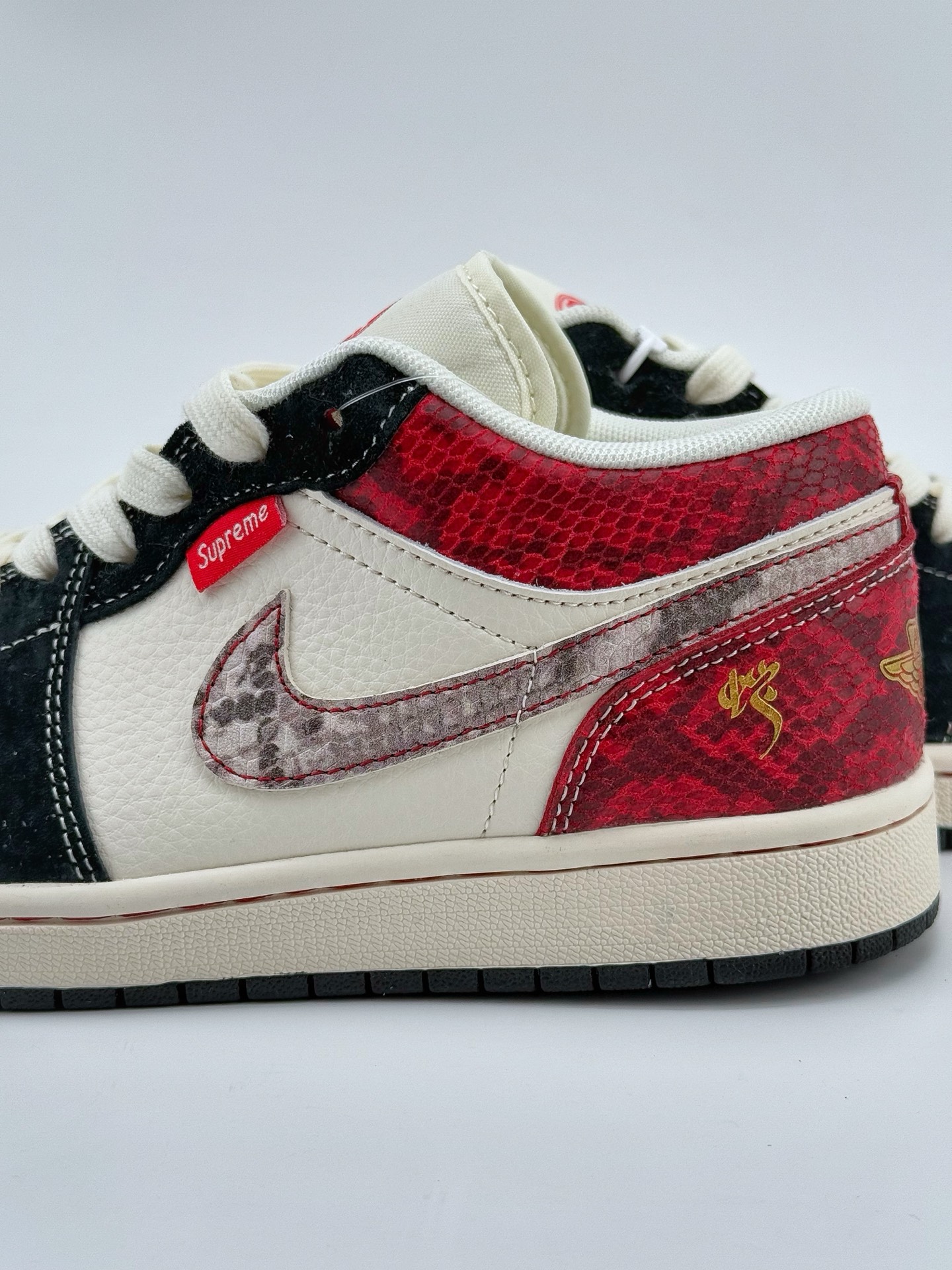Air Jordan 1 Retro Low x Supreme 蛇年限定 白黑红小钩  HD2258-621