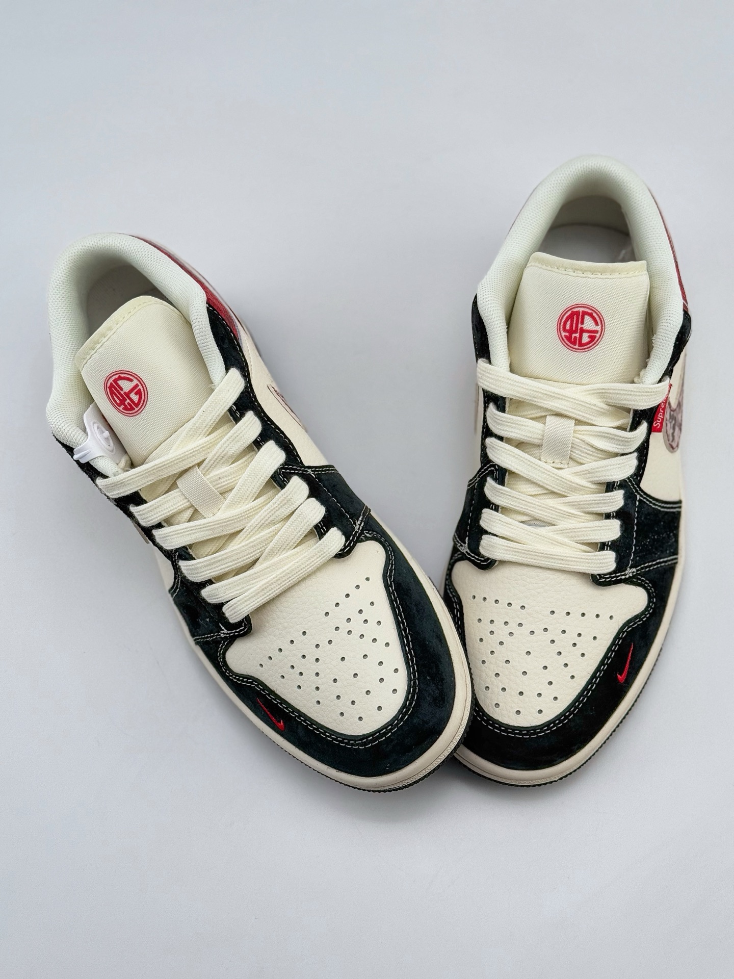 Air Jordan 1 Retro Low x Supreme 蛇年限定 白黑红小钩  HD2258-621