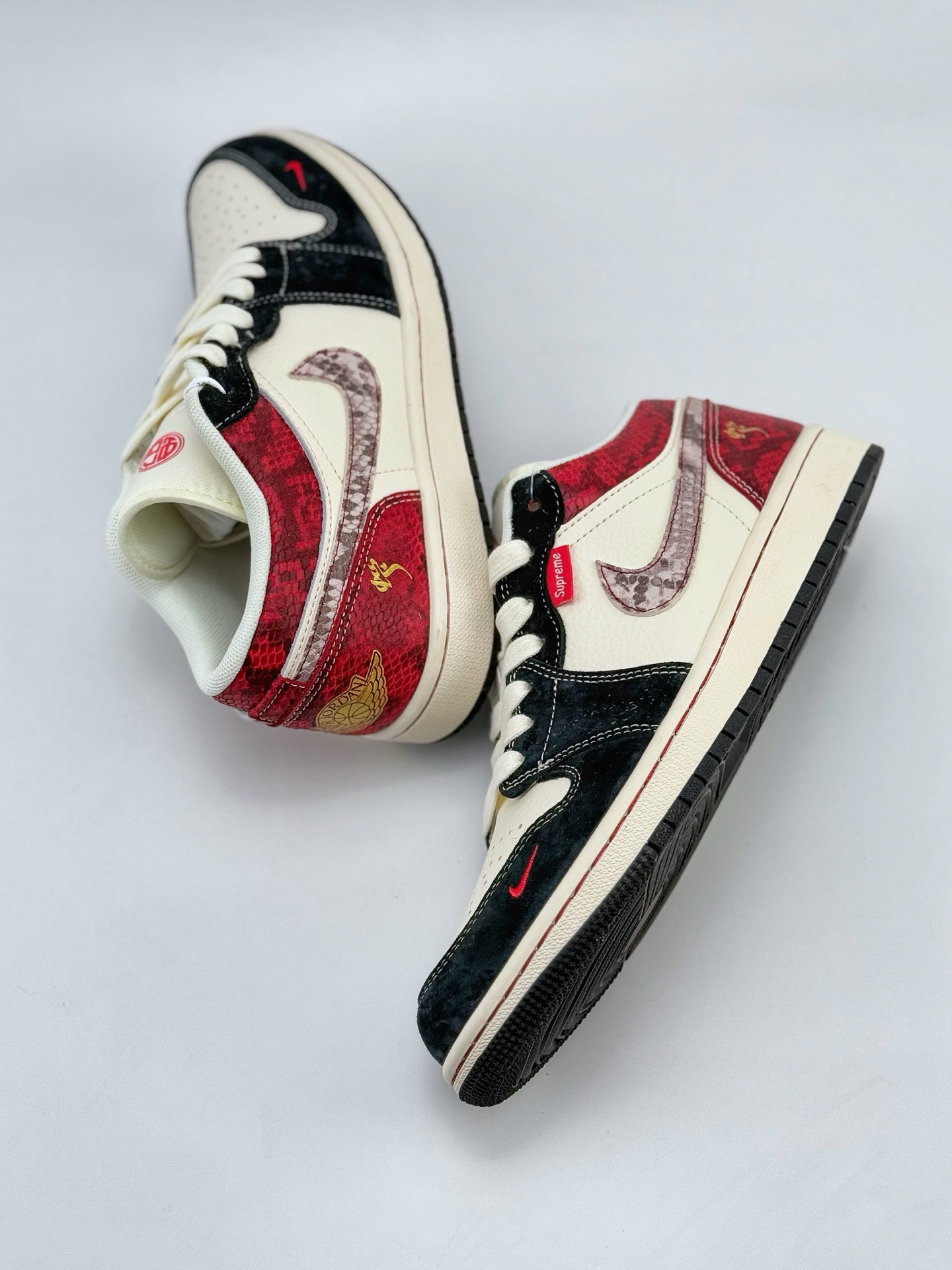 Air Jordan 1 Retro Low x Supreme 蛇年限定 白黑红小钩  HD2258-621