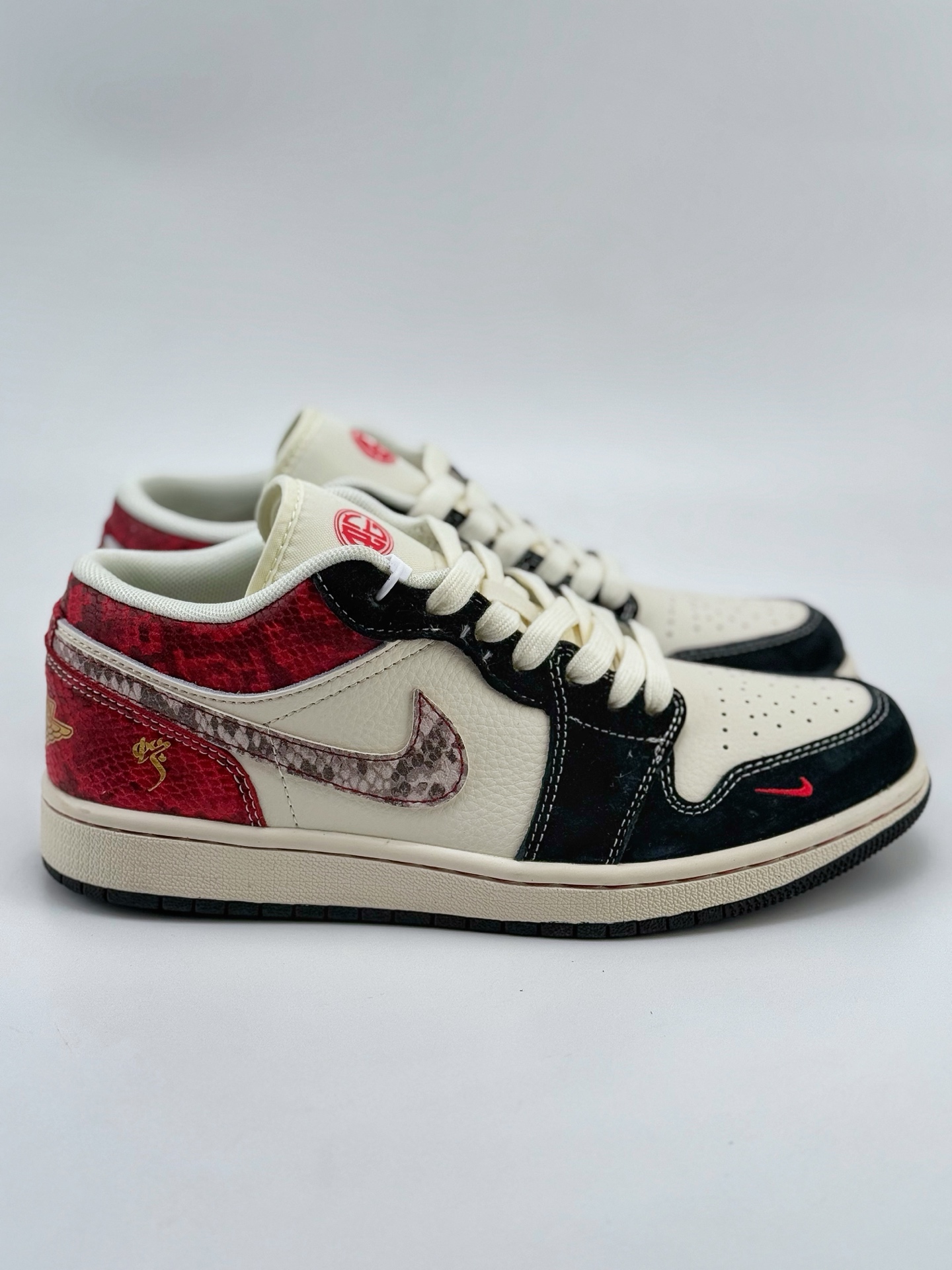 Air Jordan 1 Retro Low x Supreme 蛇年限定 白黑红小钩  HD2258-621
