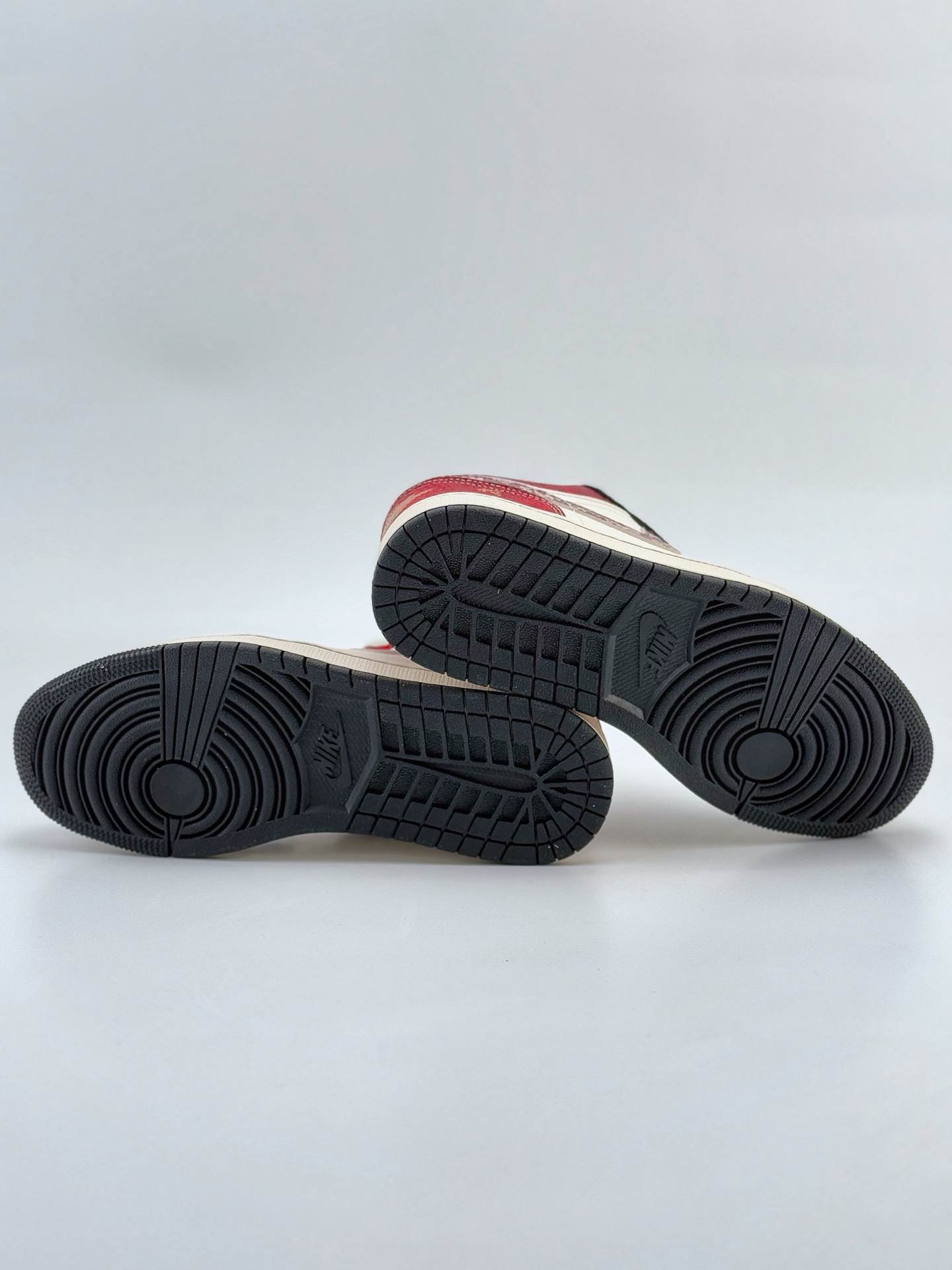 Air Jordan 1 Retro Low x Supreme 蛇年限定 白黑红小钩  HD2258-621