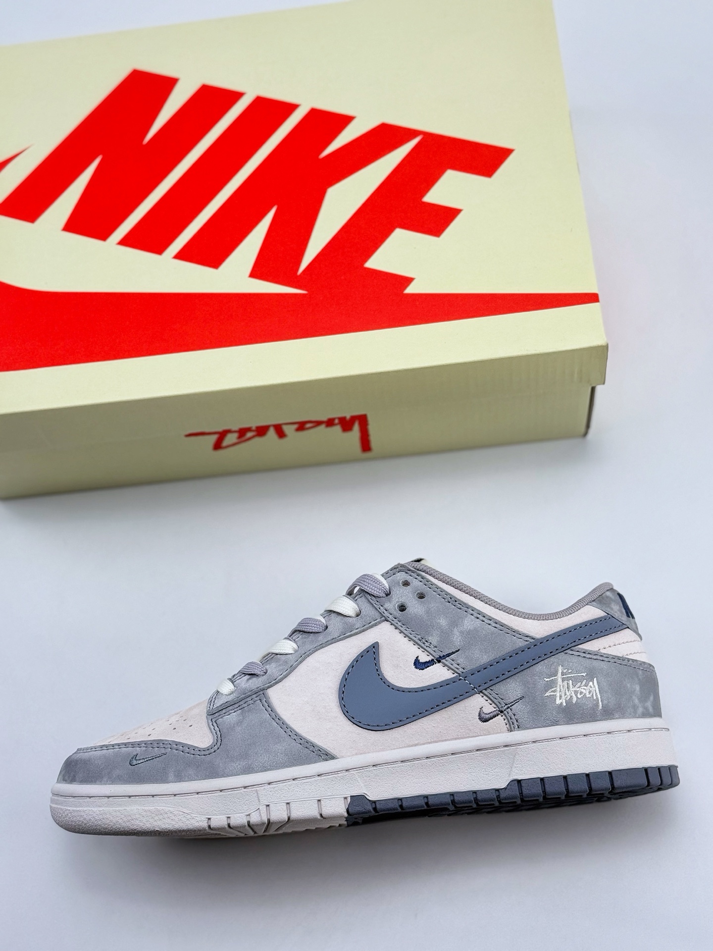 Nike SB Dunk Low x Stussy 白灰蓝三小钩双鞋带  DM6868-037