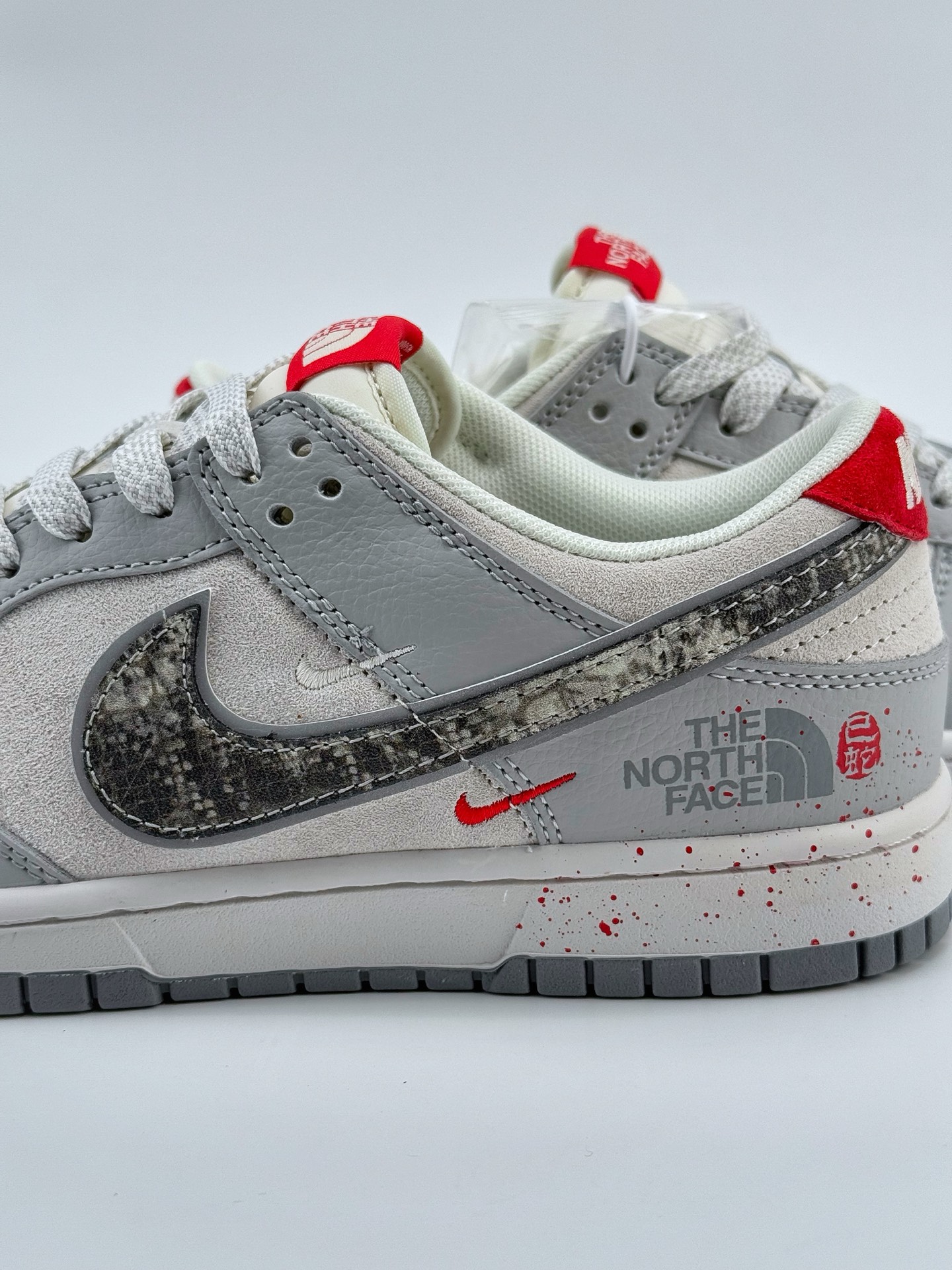 Nike SB Dunk Low x The North Face 蛇年限定 灰黑红三小钩满天星  DM6868-038
