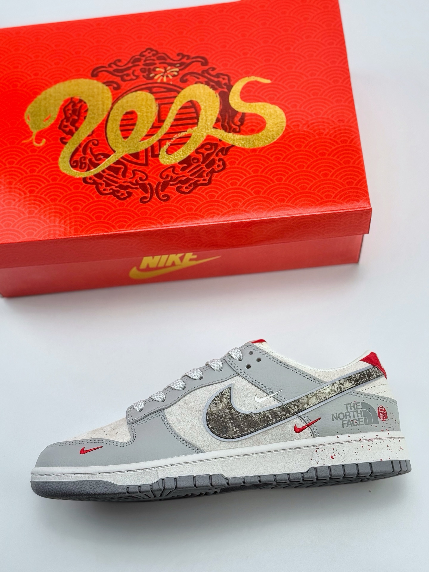 Nike SB Dunk Low x The North Face 蛇年限定 灰黑红三小钩满天星  DM6868-038