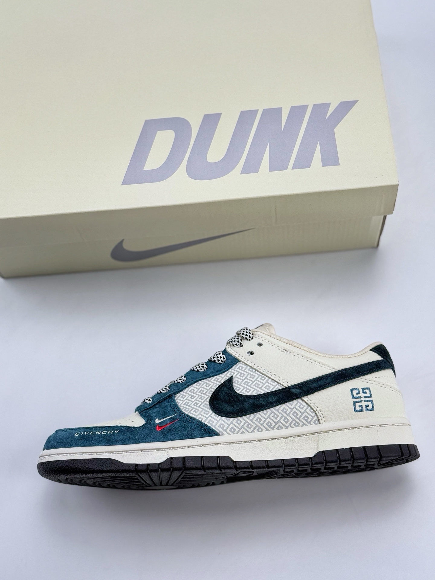 Nike SB Dunk Low x GIVENCHY 白蓝黑双小钩满天星  DJ2024-123