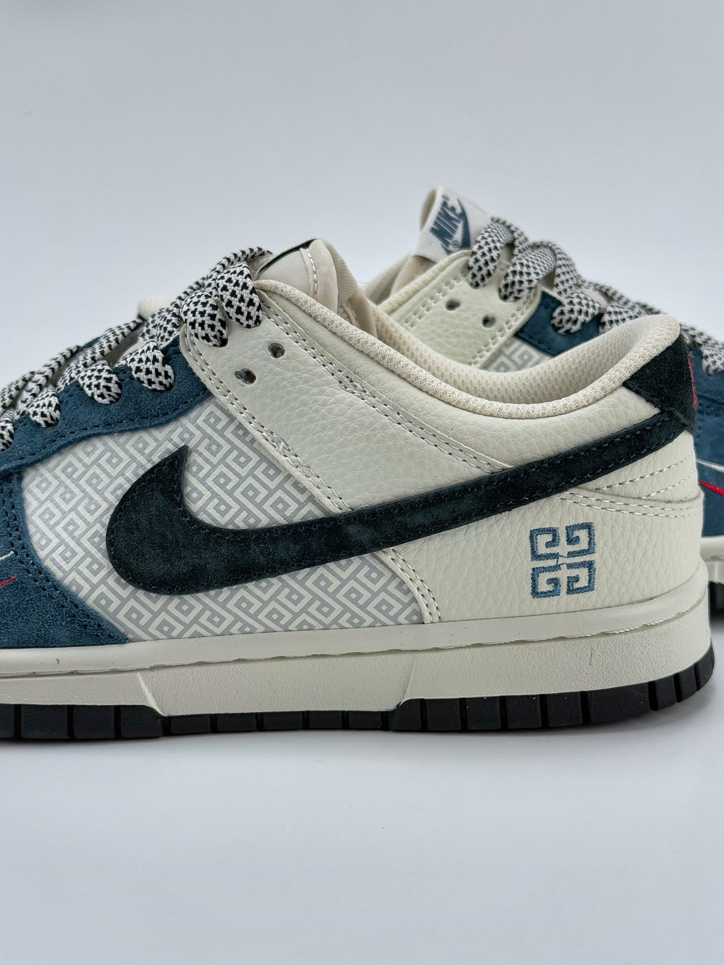Nike SB Dunk Low x GIVENCHY 白蓝黑双小钩满天星  DJ2024-123