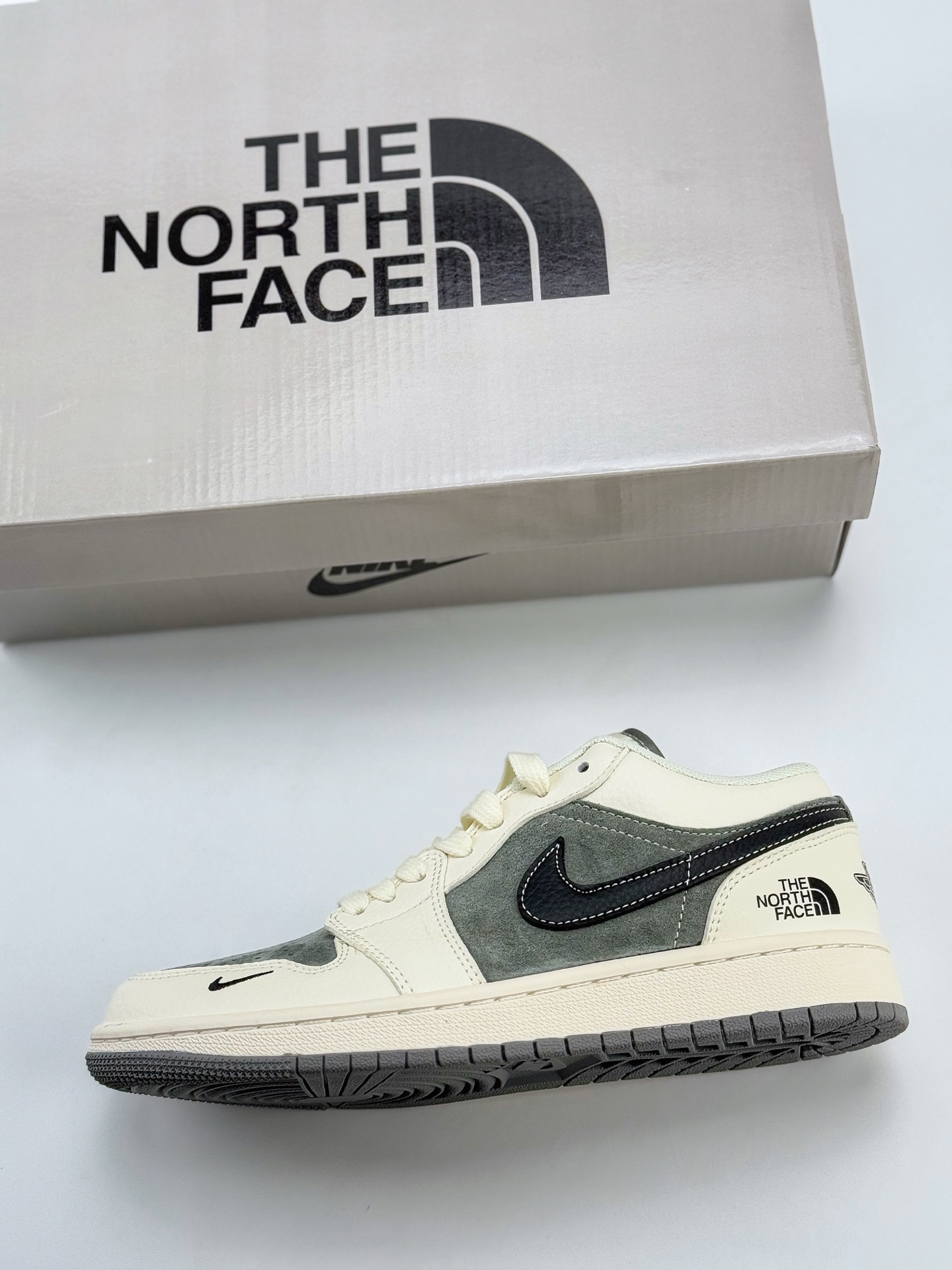 Air Jordan 1 Retro Low x The North Face 白灰黑小钩  XX2421-021