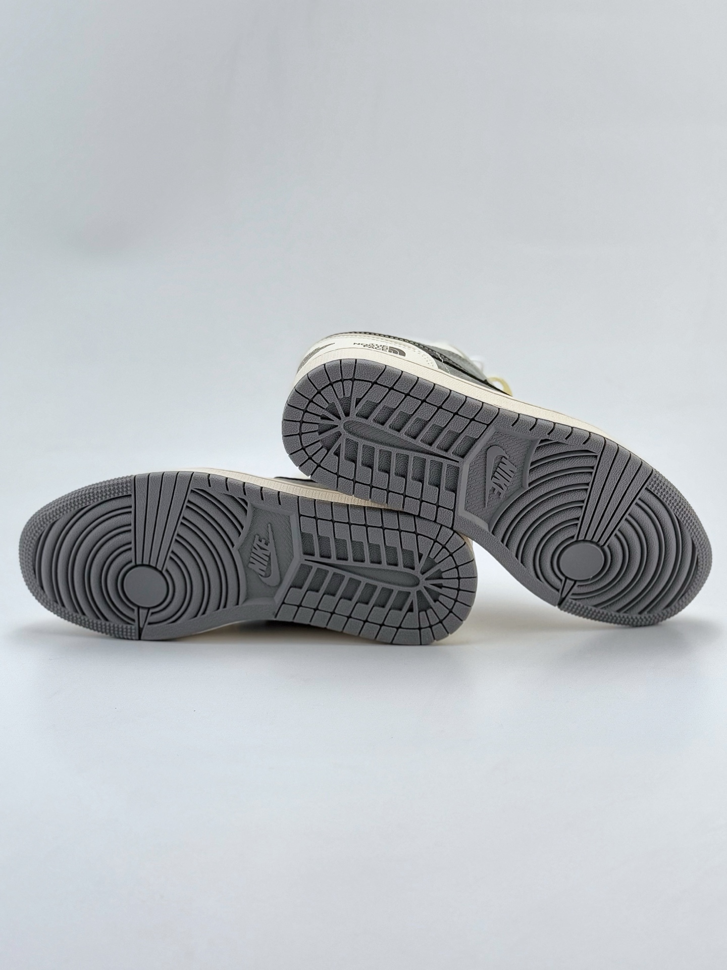 Air Jordan 1 Retro Low x The North Face 白灰黑小钩  XX2421-021