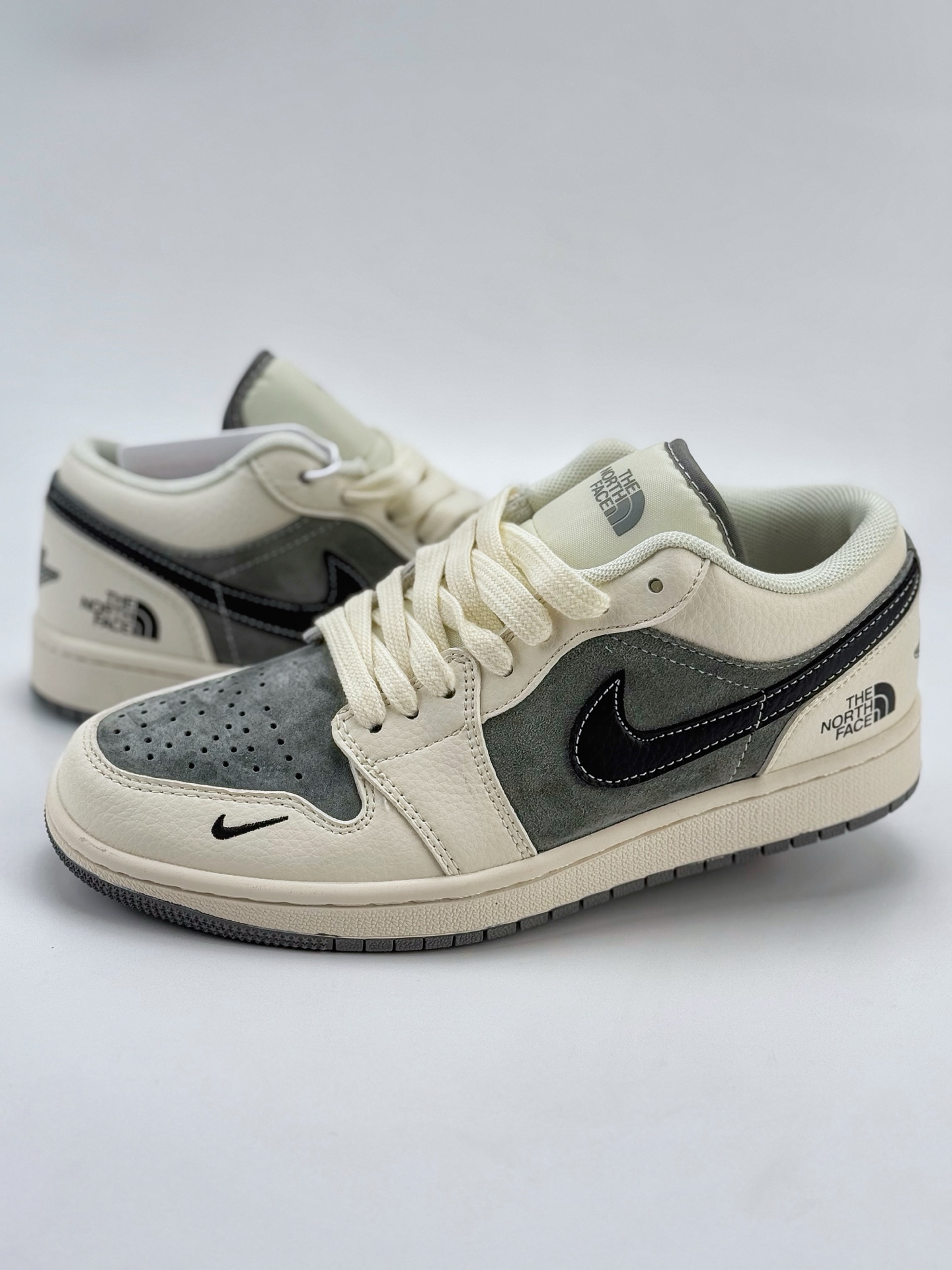 Air Jordan 1 Retro Low x The North Face 白灰黑小钩  XX2421-021