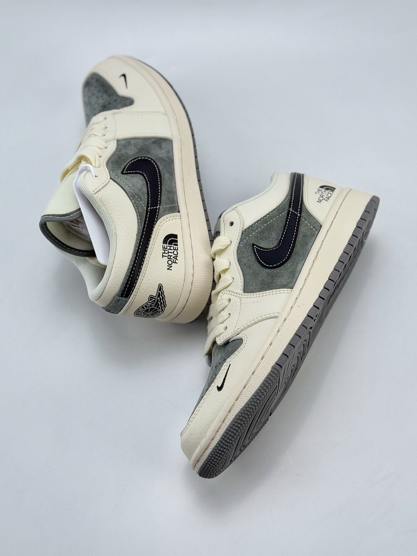 Air Jordan 1 Retro Low x The North Face 白灰黑小钩  XX2421-021