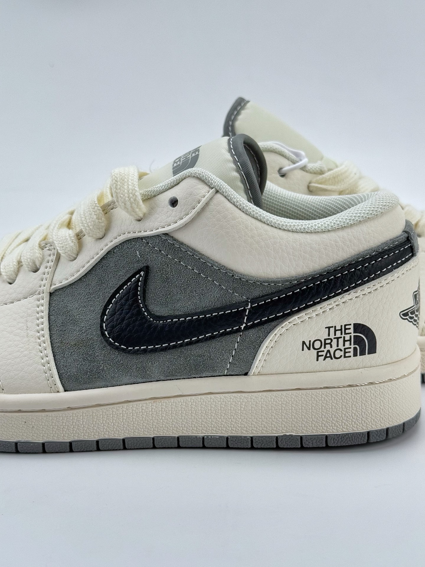 Air Jordan 1 Retro Low x The North Face 白灰黑小钩  XX2421-021